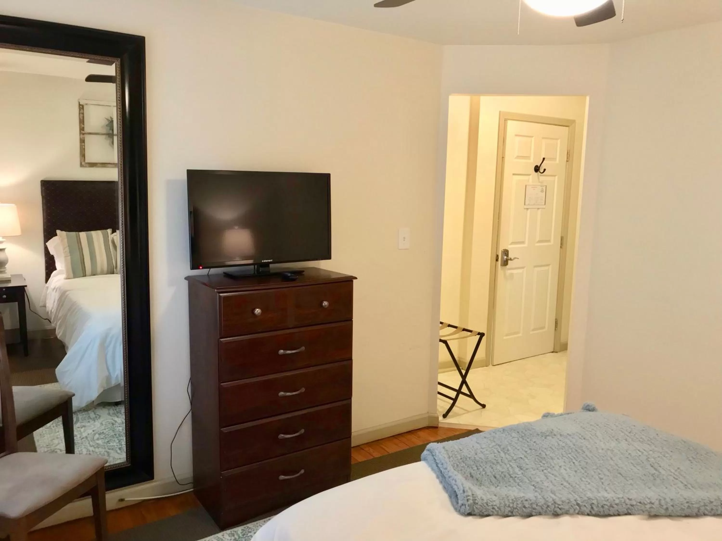 Bedroom, TV/Entertainment Center in The Little Italy of Niagara Falls Bed & Breakfast