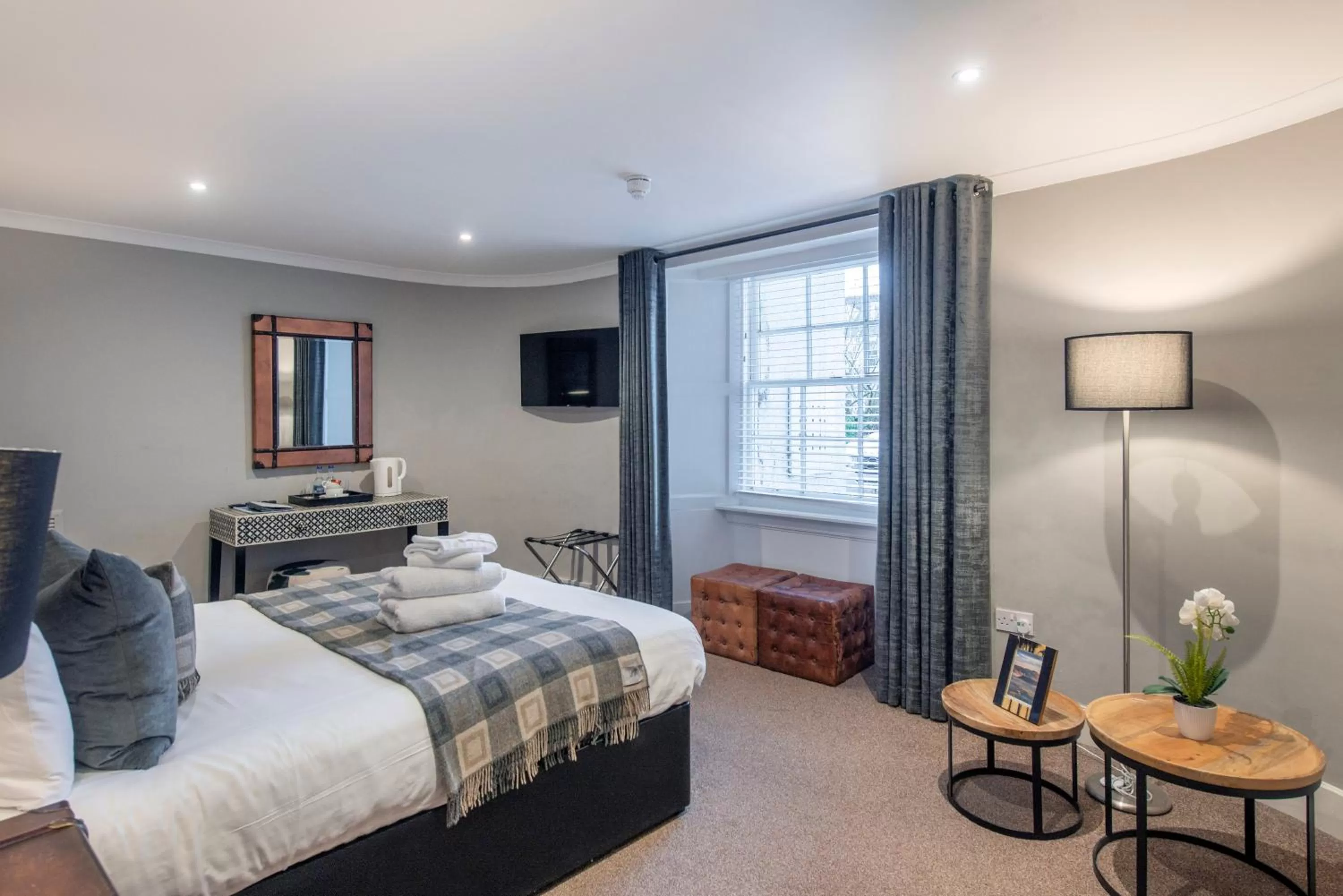 Photo of the whole room, Bed in The Allan Park