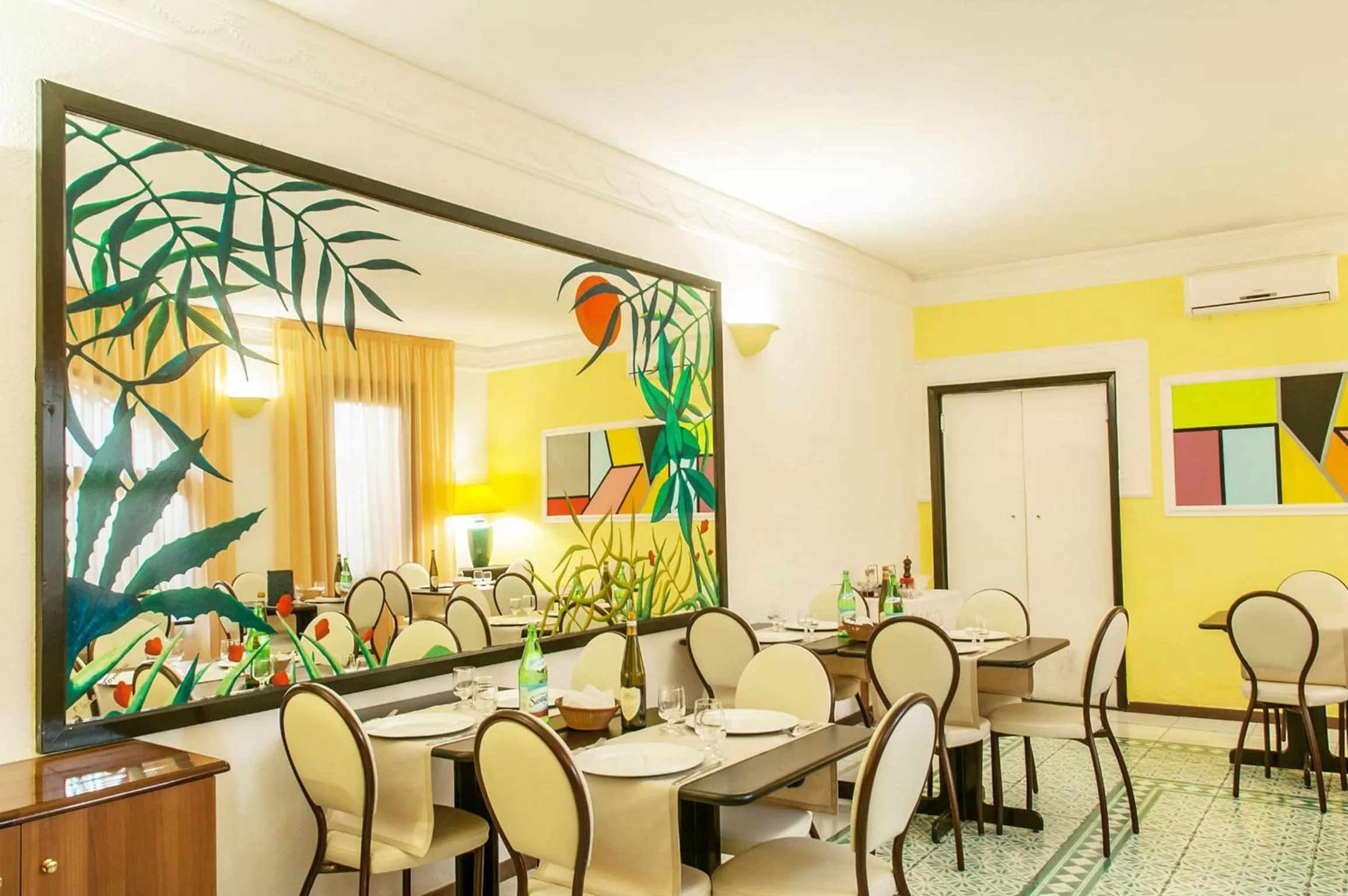 Restaurant/places to eat in Hotel Annabelle