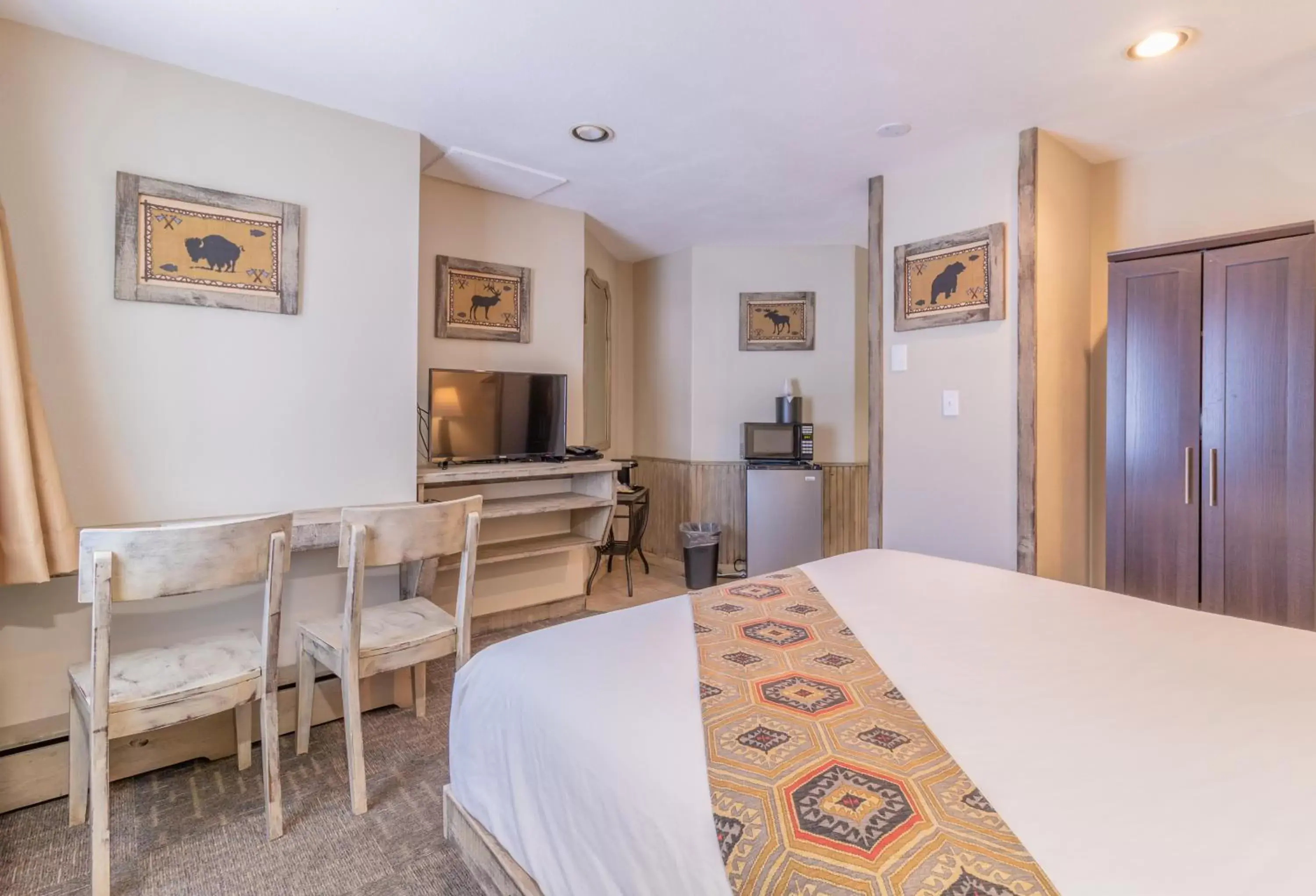 Queen Room (Shower Only) 63 in Murphy's Resort Queen Room (Shower Only) 63 in Murphy's Resort