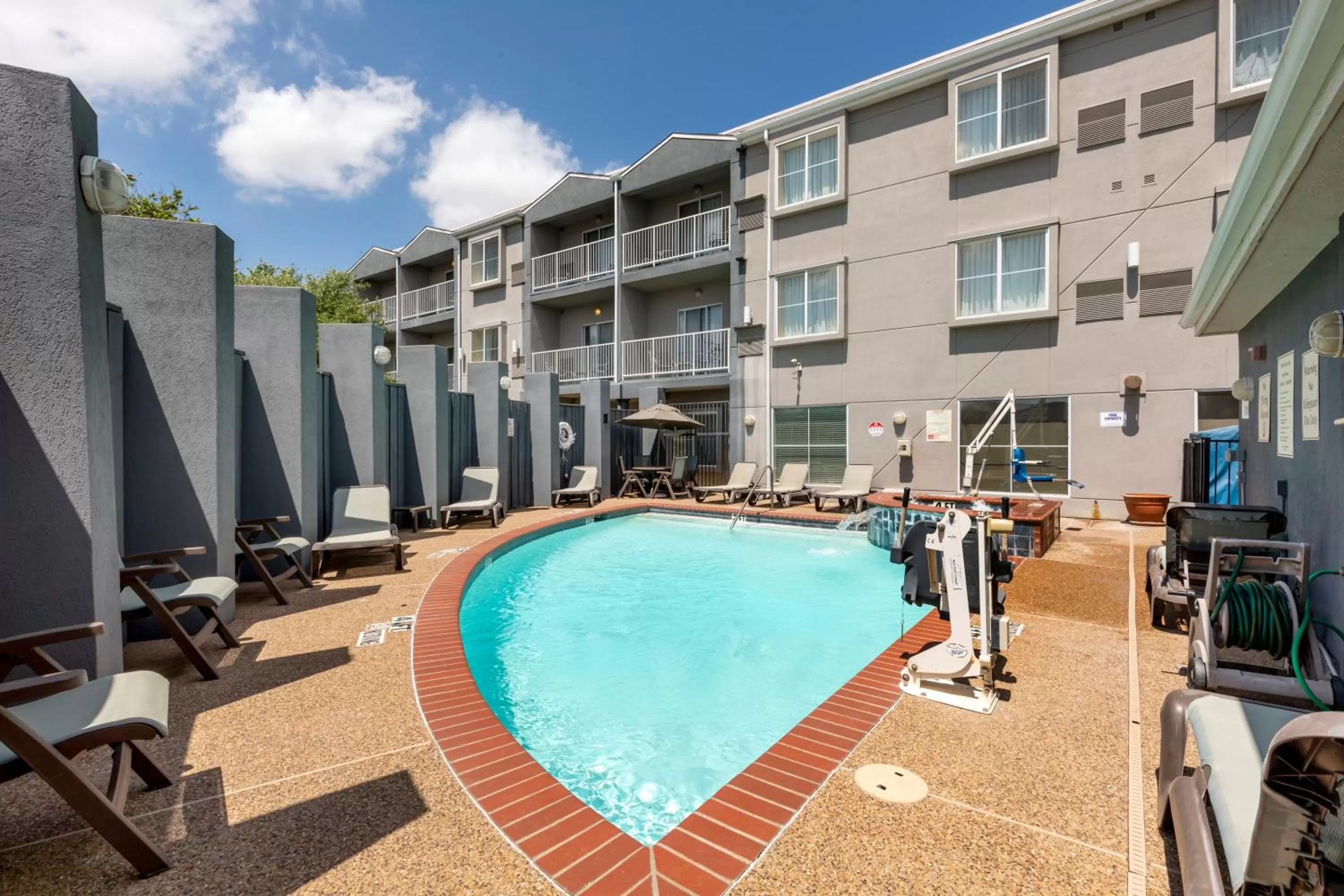 Swimming pool in Comfort Suites DFW Airport