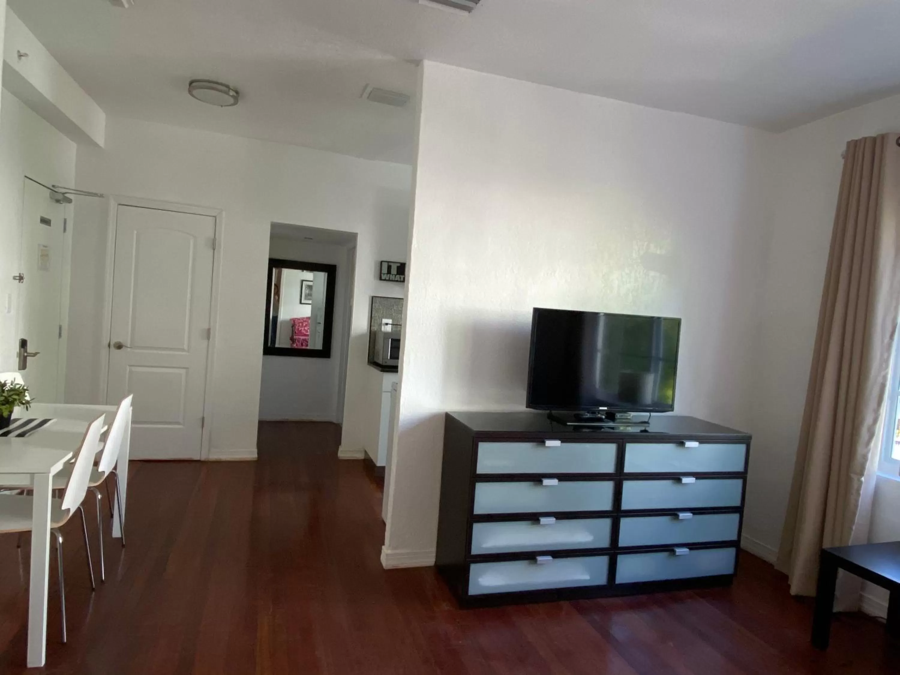 TV and multimedia in Harding Boutique Apartments