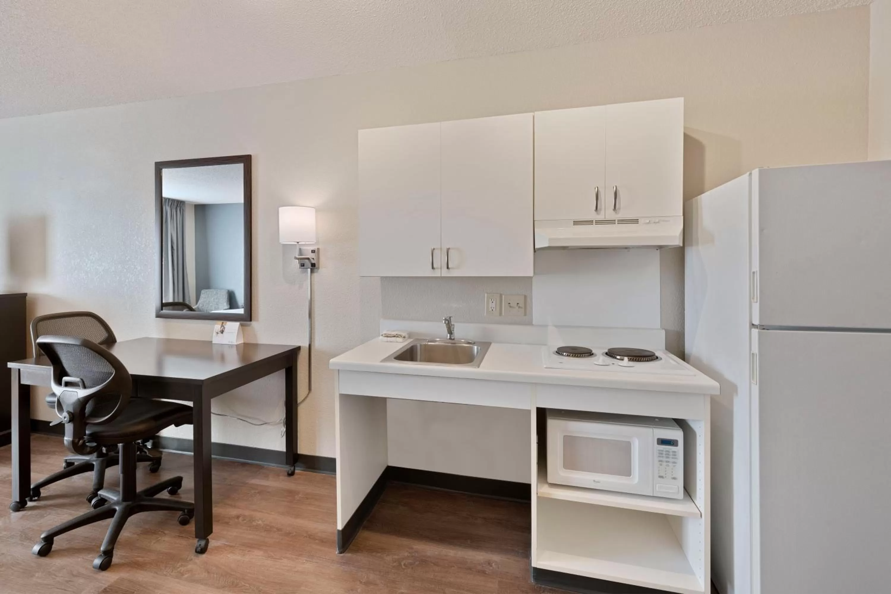 Kitchen or kitchenette in Extended Stay America Select Suites - Charlotte - Tyvola Rd