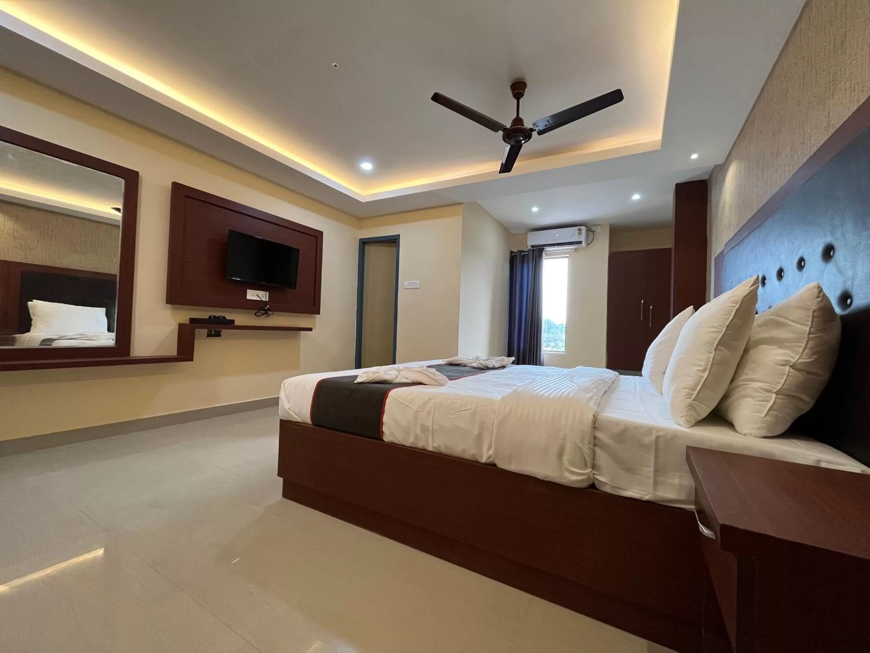 Communal lounge/ TV room, Bed in The Rhino