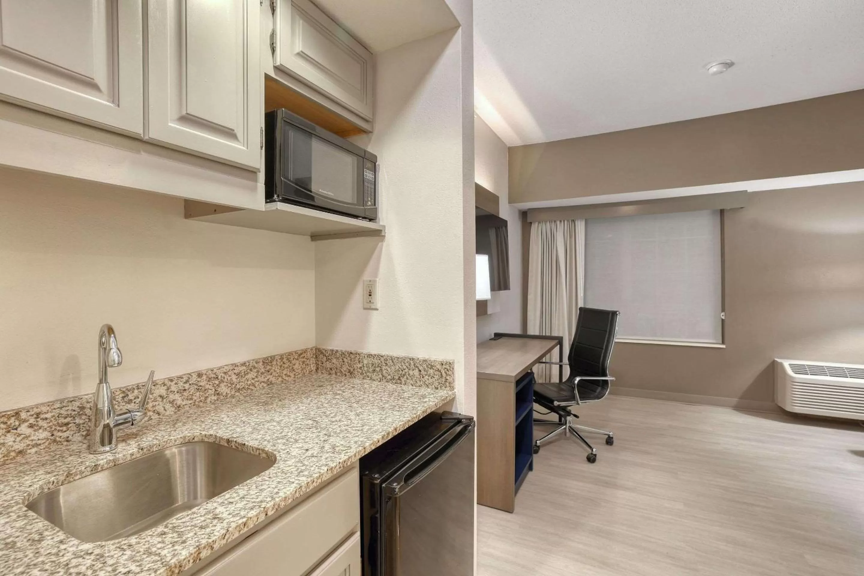 Bedroom in Comfort Suites Milwaukee Airport