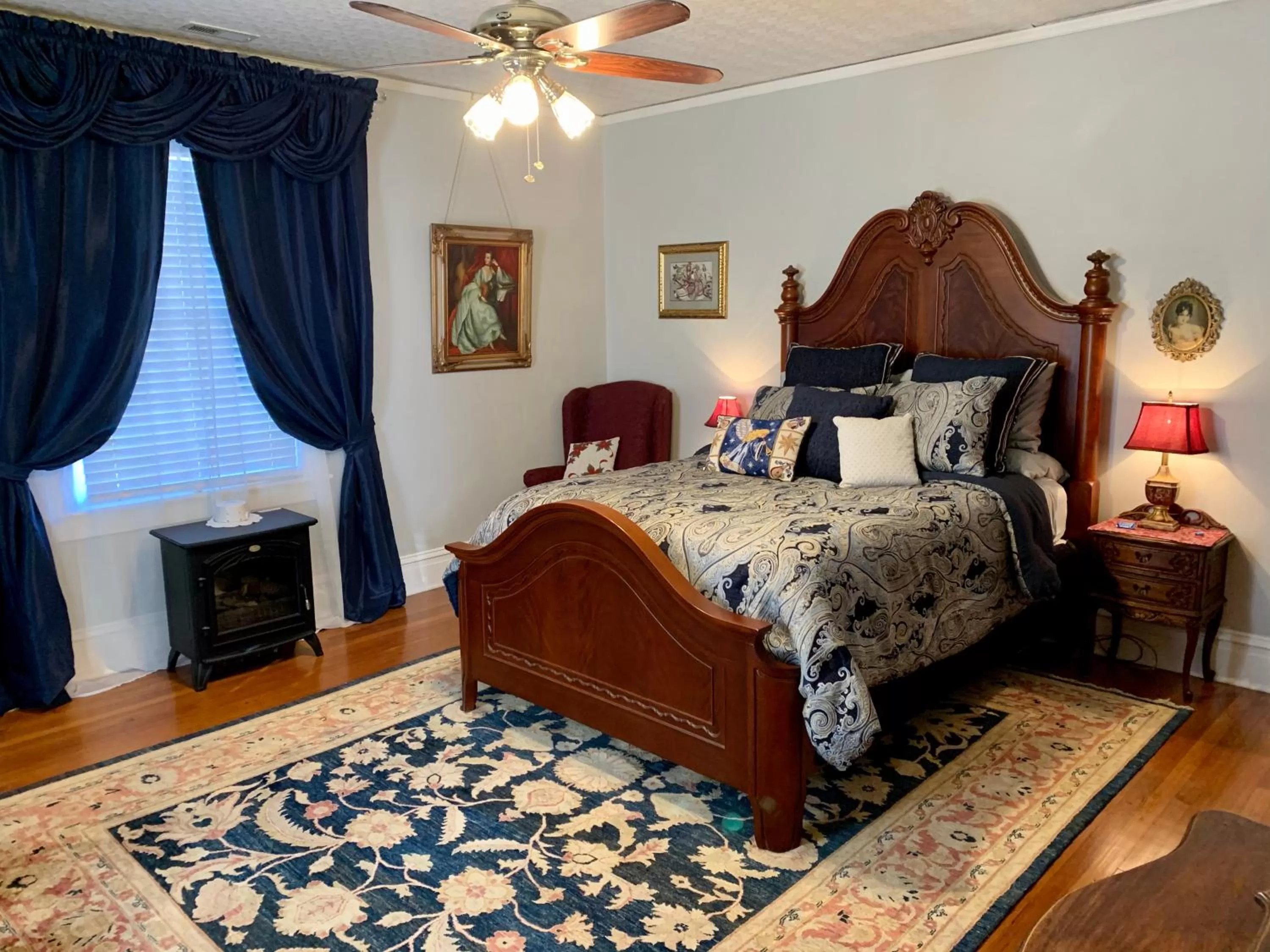 Deluxe Queen Room in The Inn on Front Street