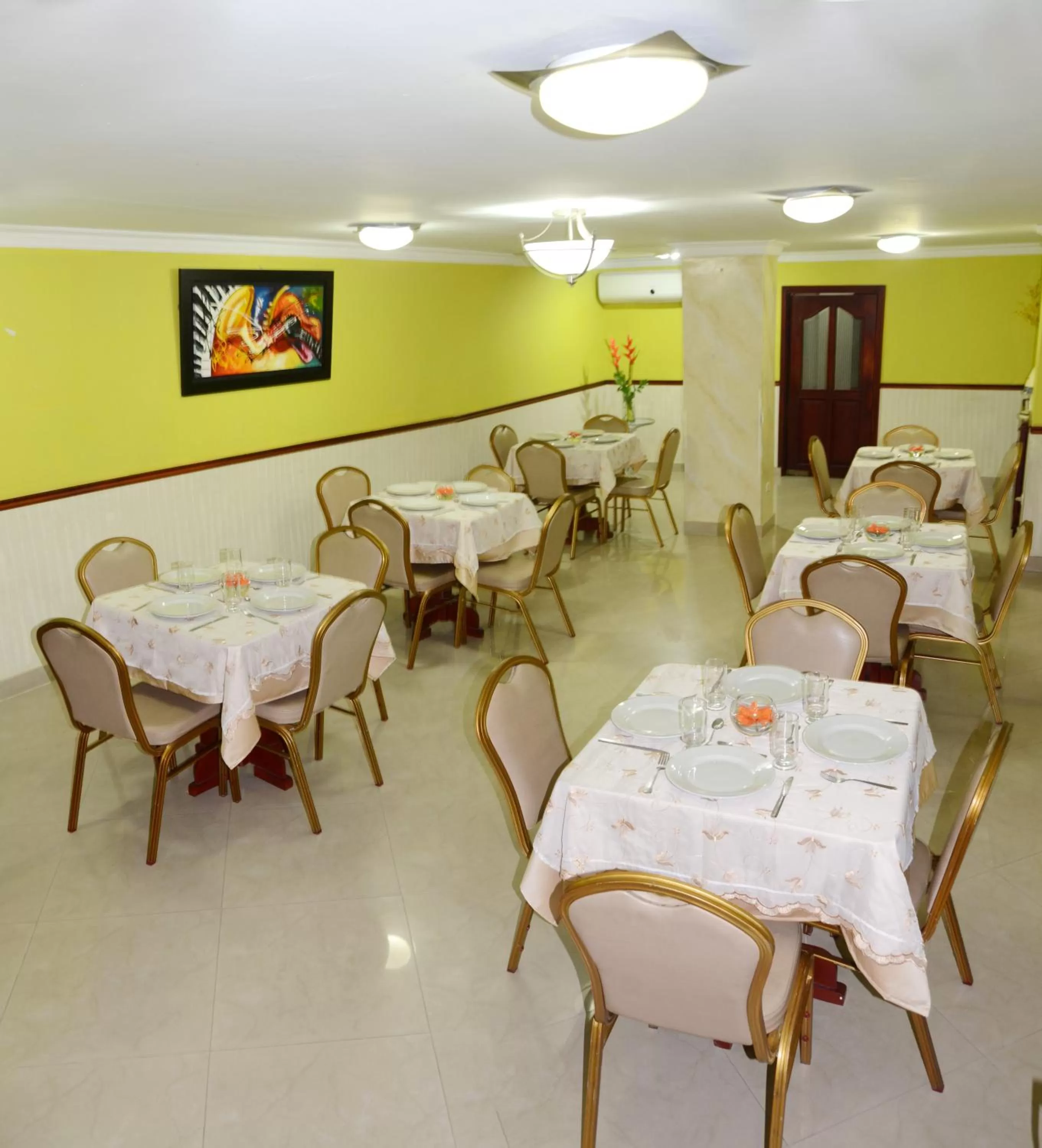 Restaurant/places to eat in Hotel Intersuites