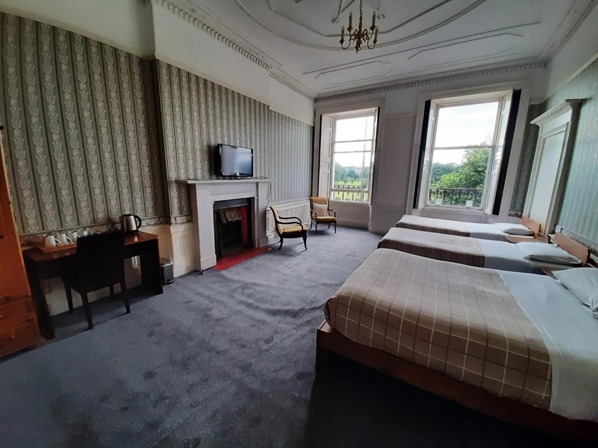 Photo of the whole room, Bed in Adelphi Hotel