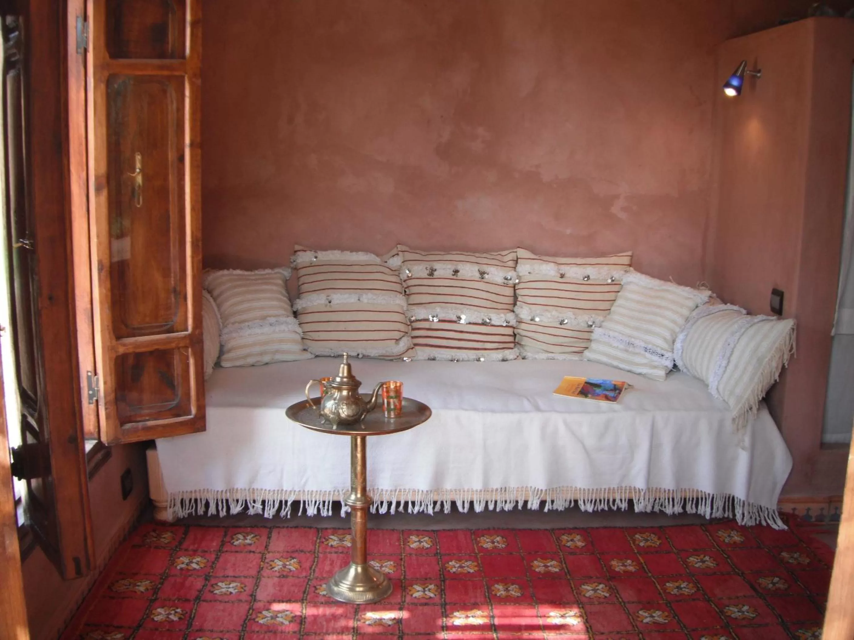 Seating area, Bed in Dar Paru