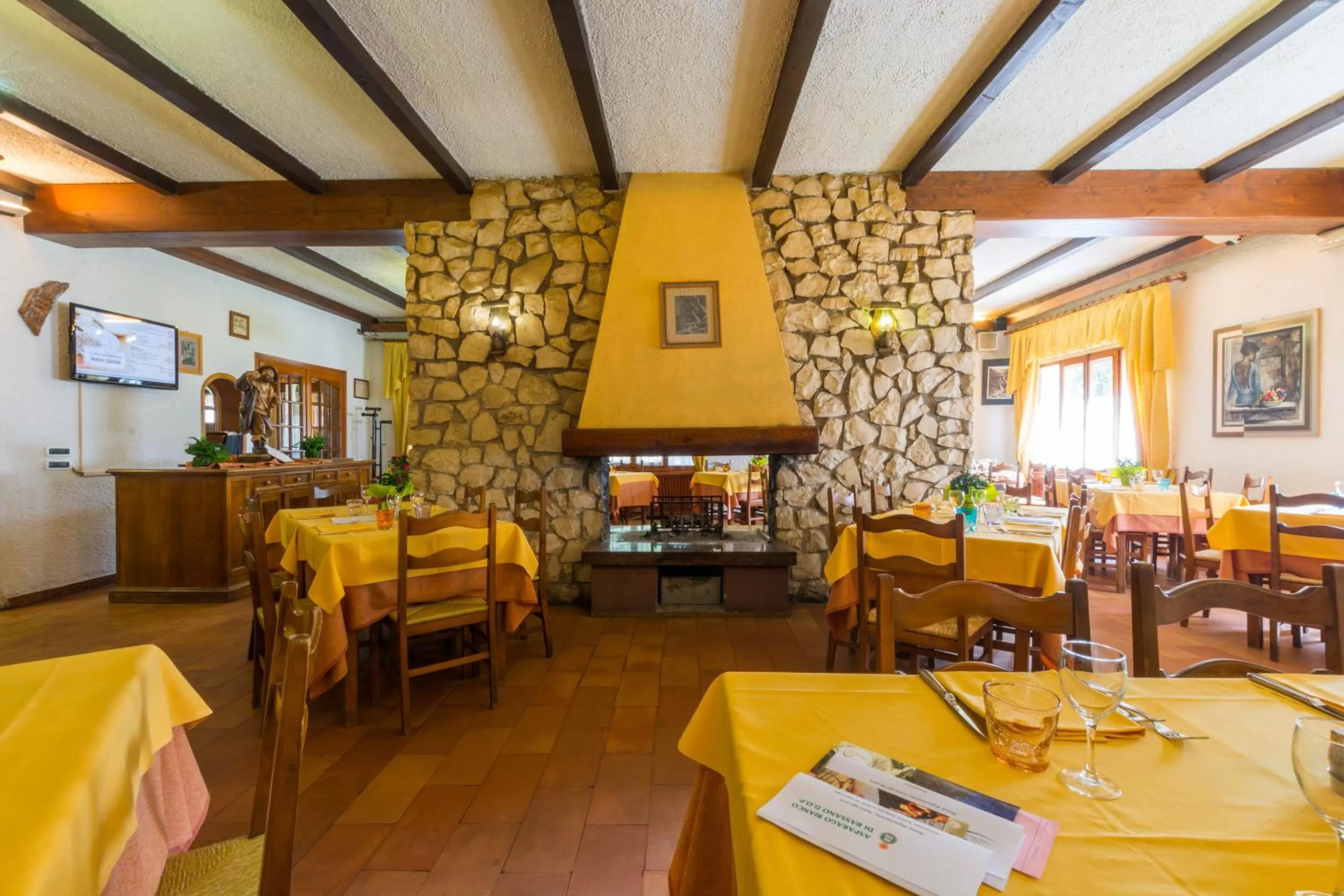 Restaurant/Places to Eat in Albergo Dalla Mena