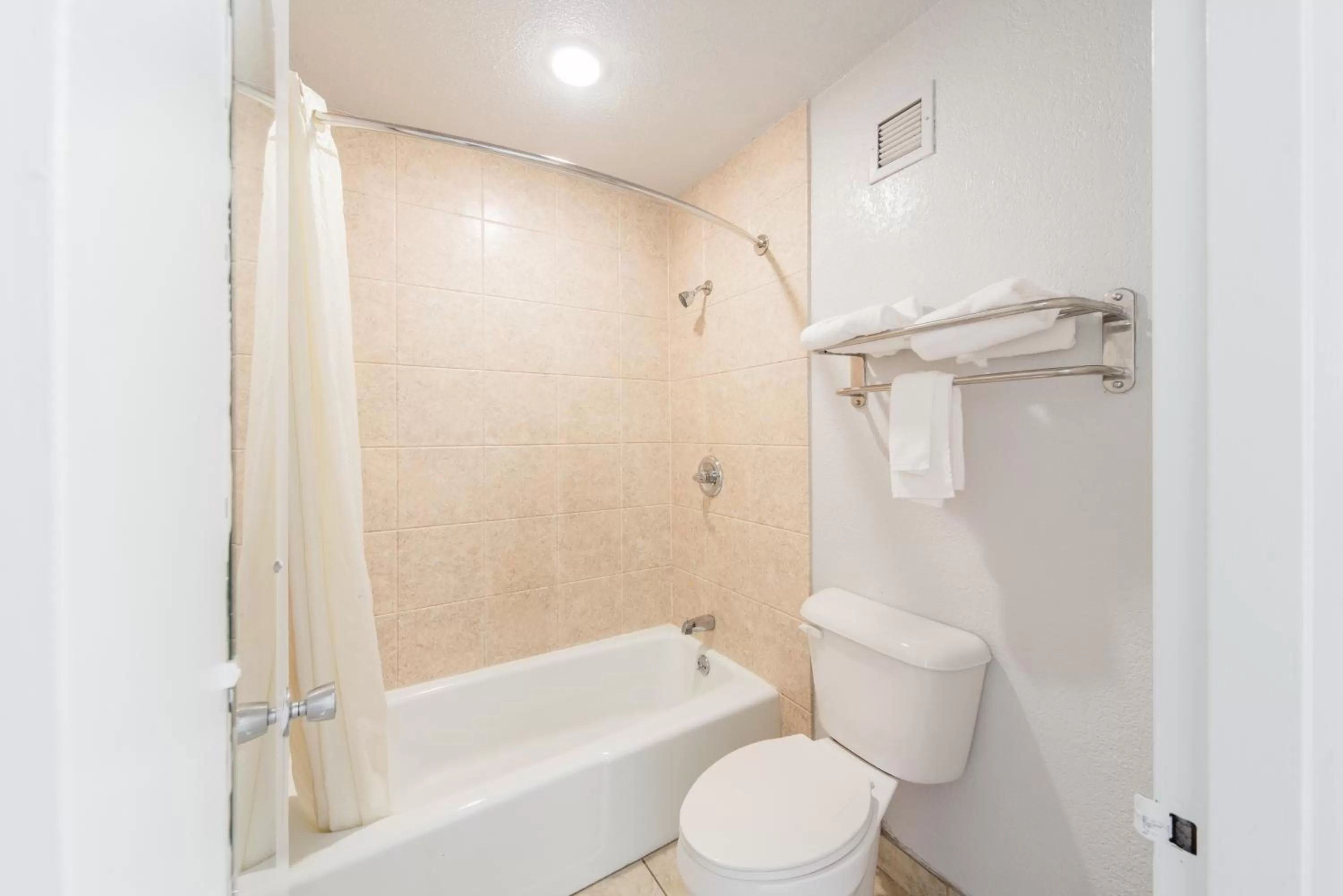 Shower in Econo Lodge Inn & Suites Near Bricktown