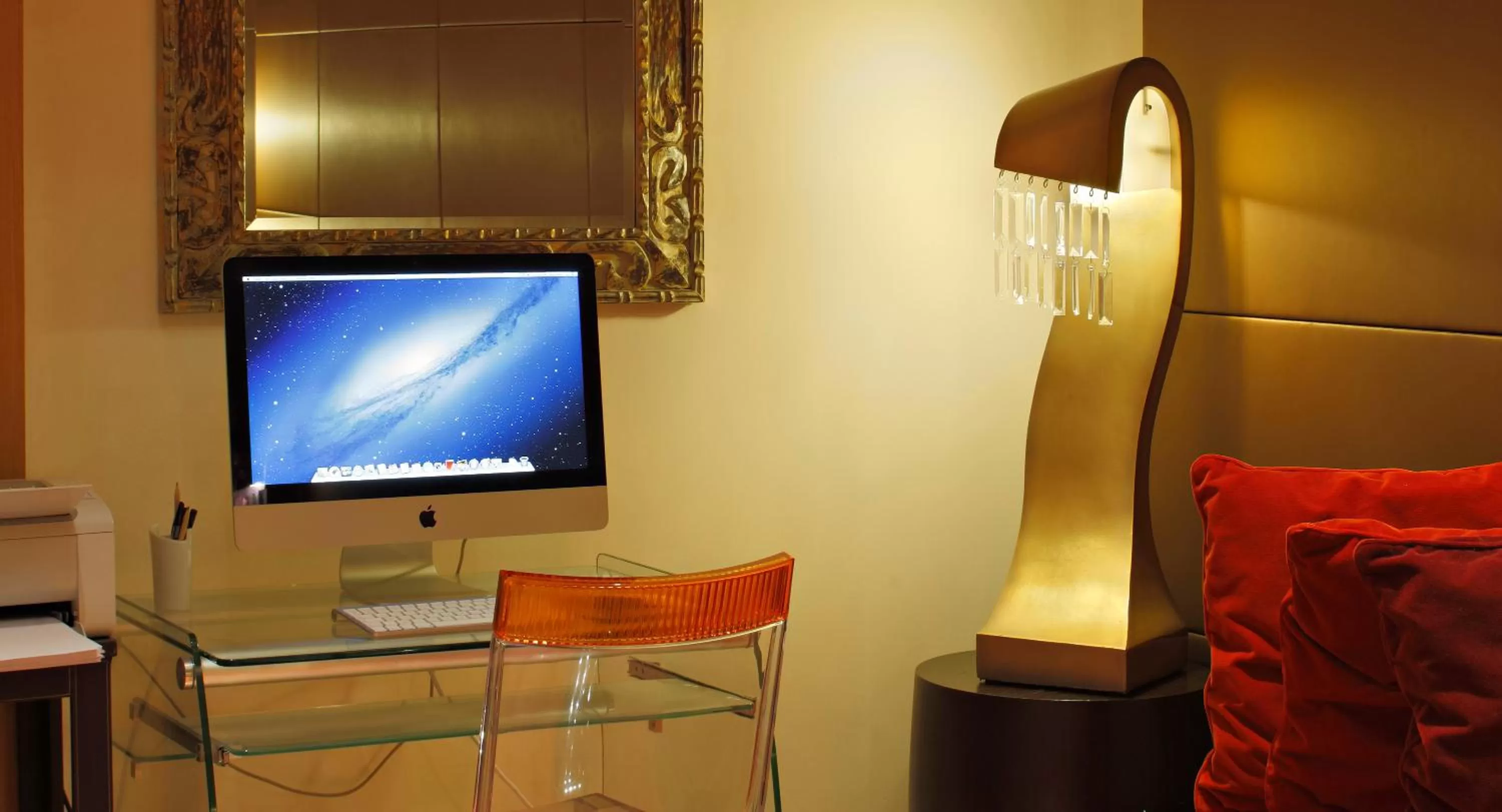 Lounge or bar in Westside Arc de Triomphe Hotel