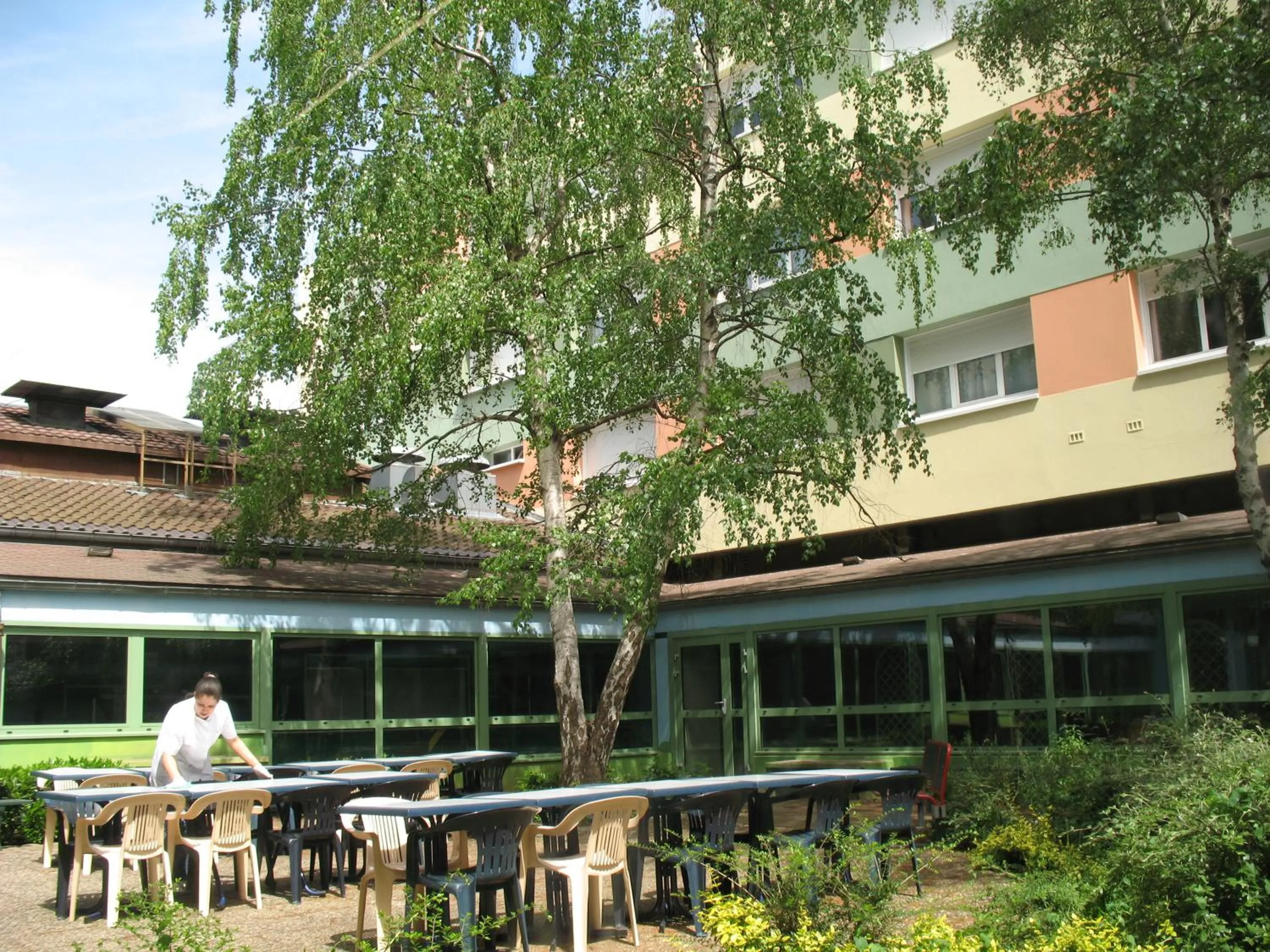 Patio in ETHIC ETAPES DIJON Accueil 24h24 et parking gratuit