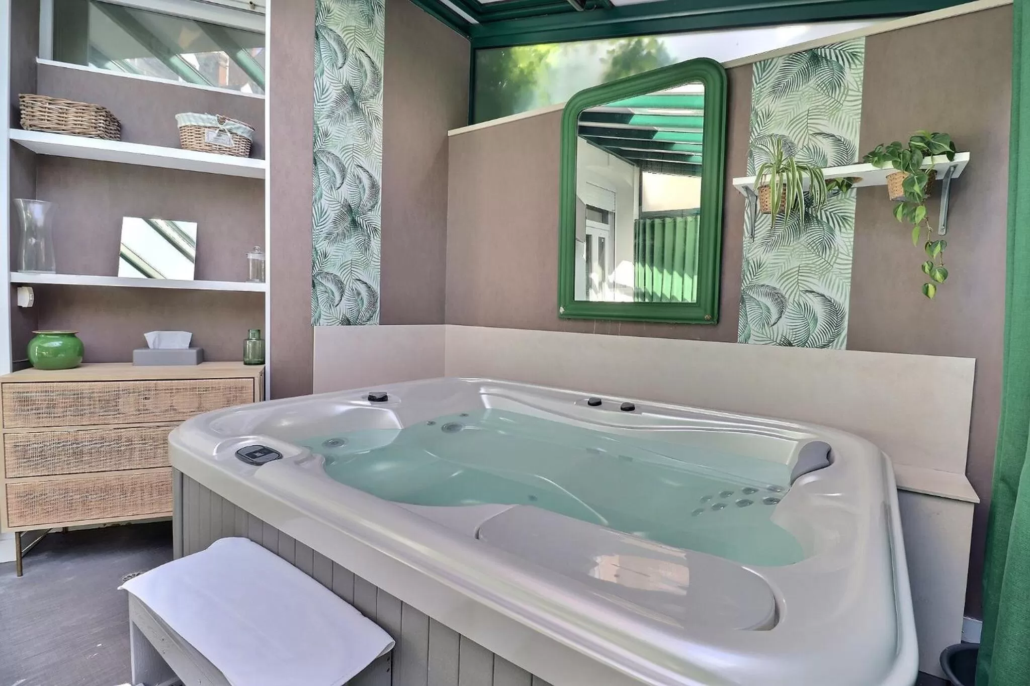 Hot Tub in Garden Hotel Rennes Centre Gare