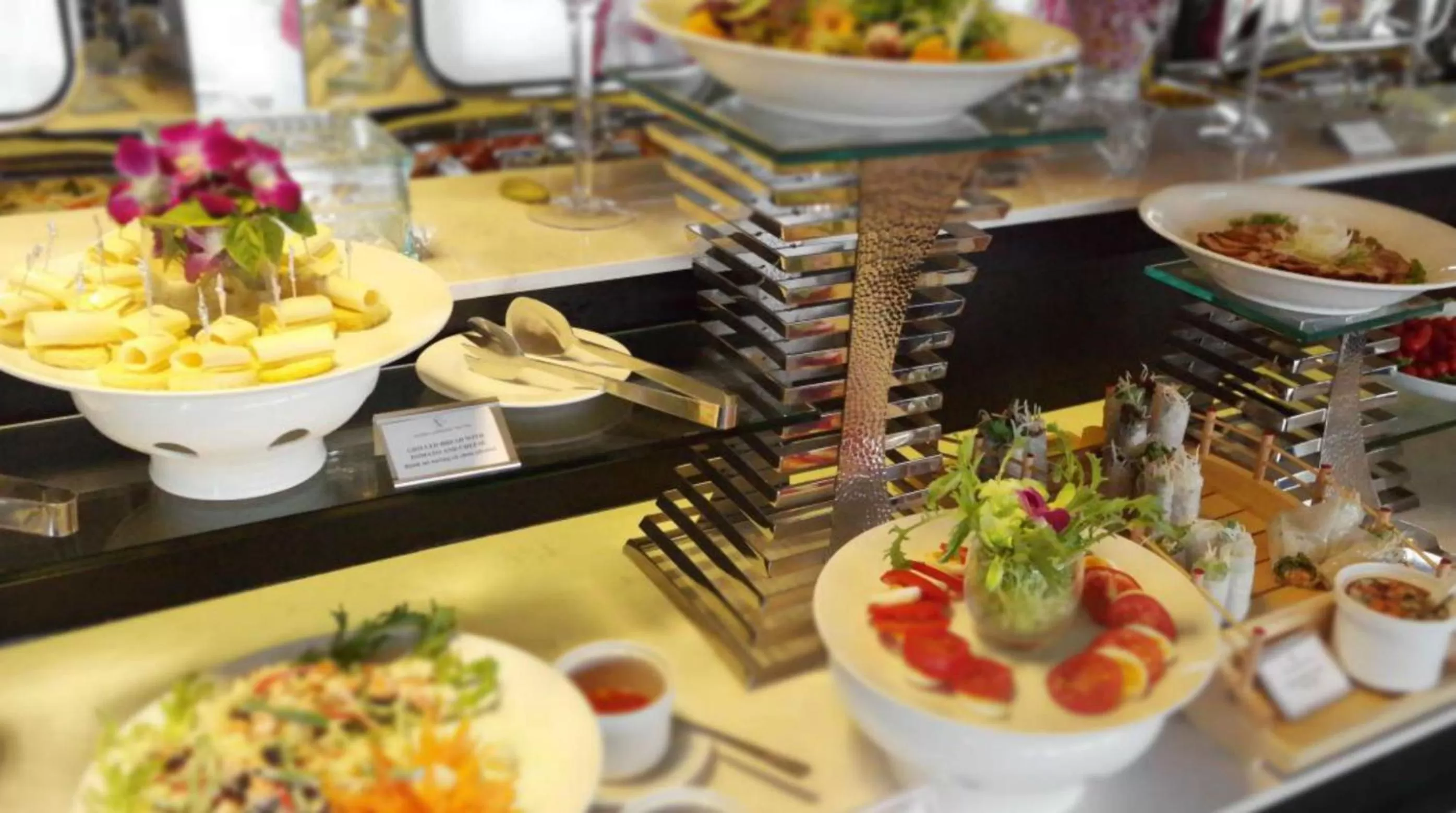 Restaurant/places to eat in Au Viet Hotel