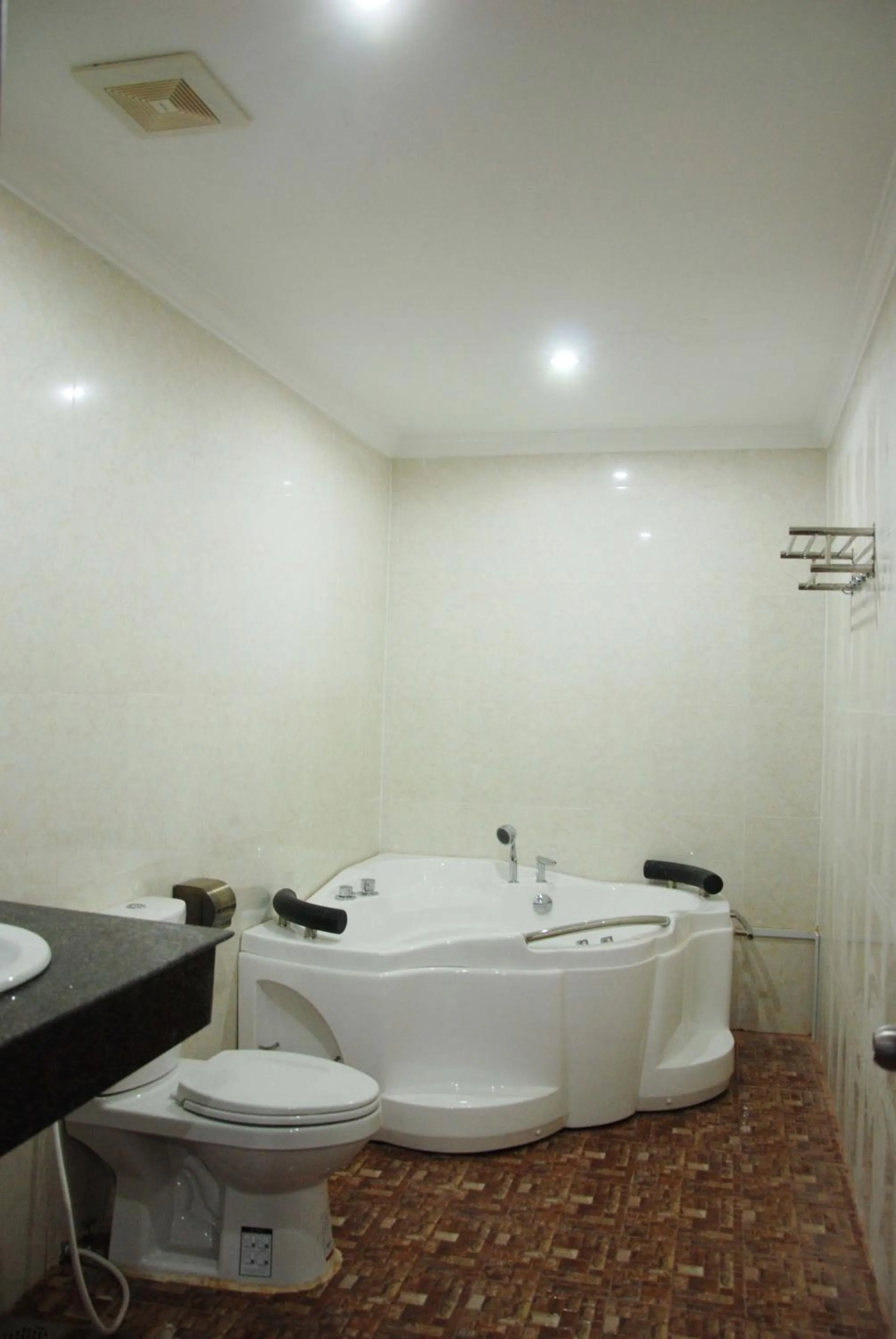 Bathroom in Emerald BB Battambang Hotel
