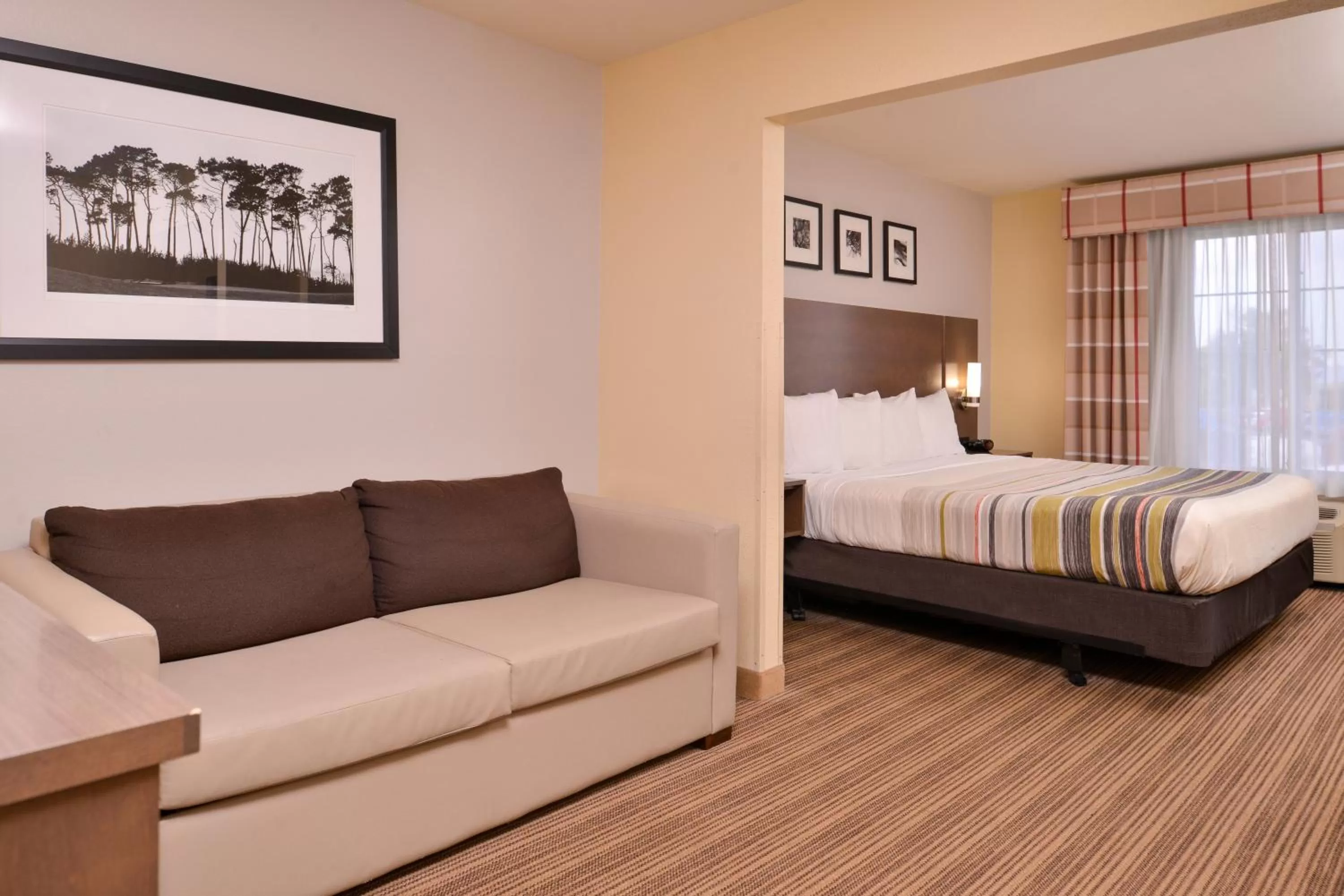 Bed in Country Inn & Suites by Radisson, Omaha Airport, IA