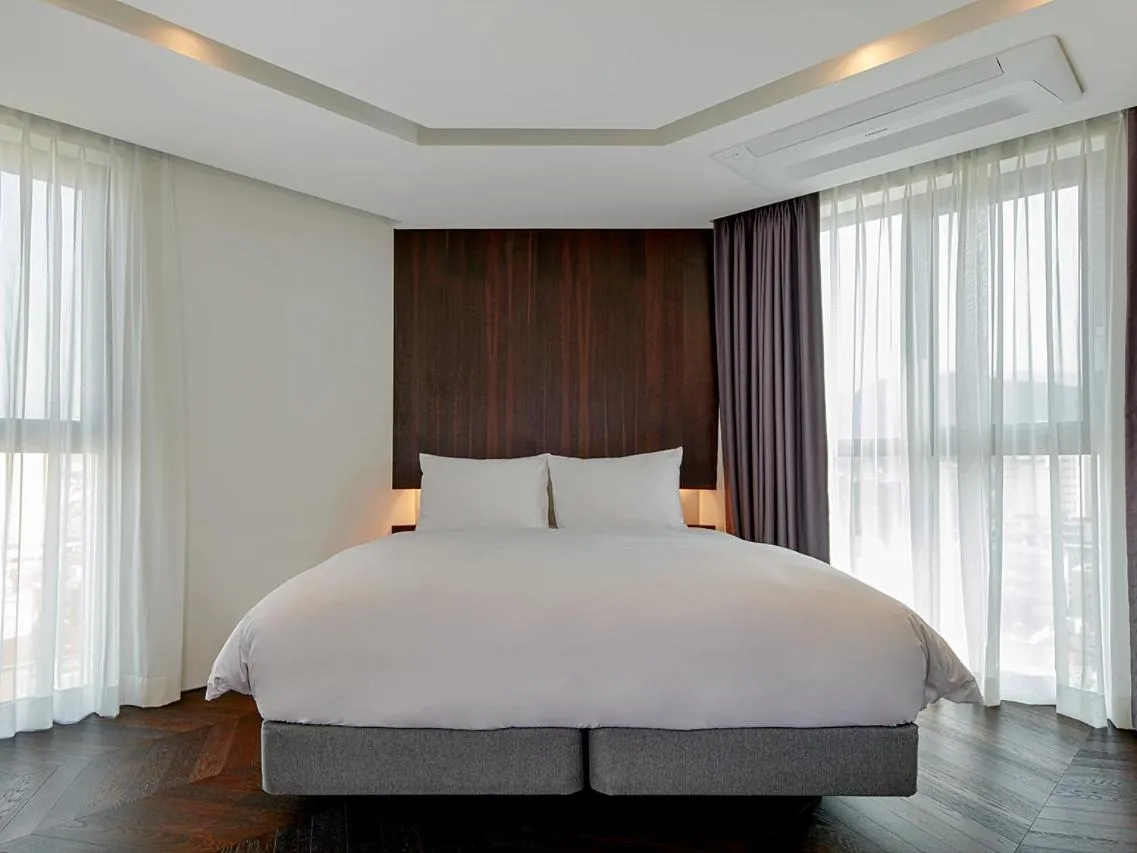 Bedroom, Bed in Hotel Alice and Trunk