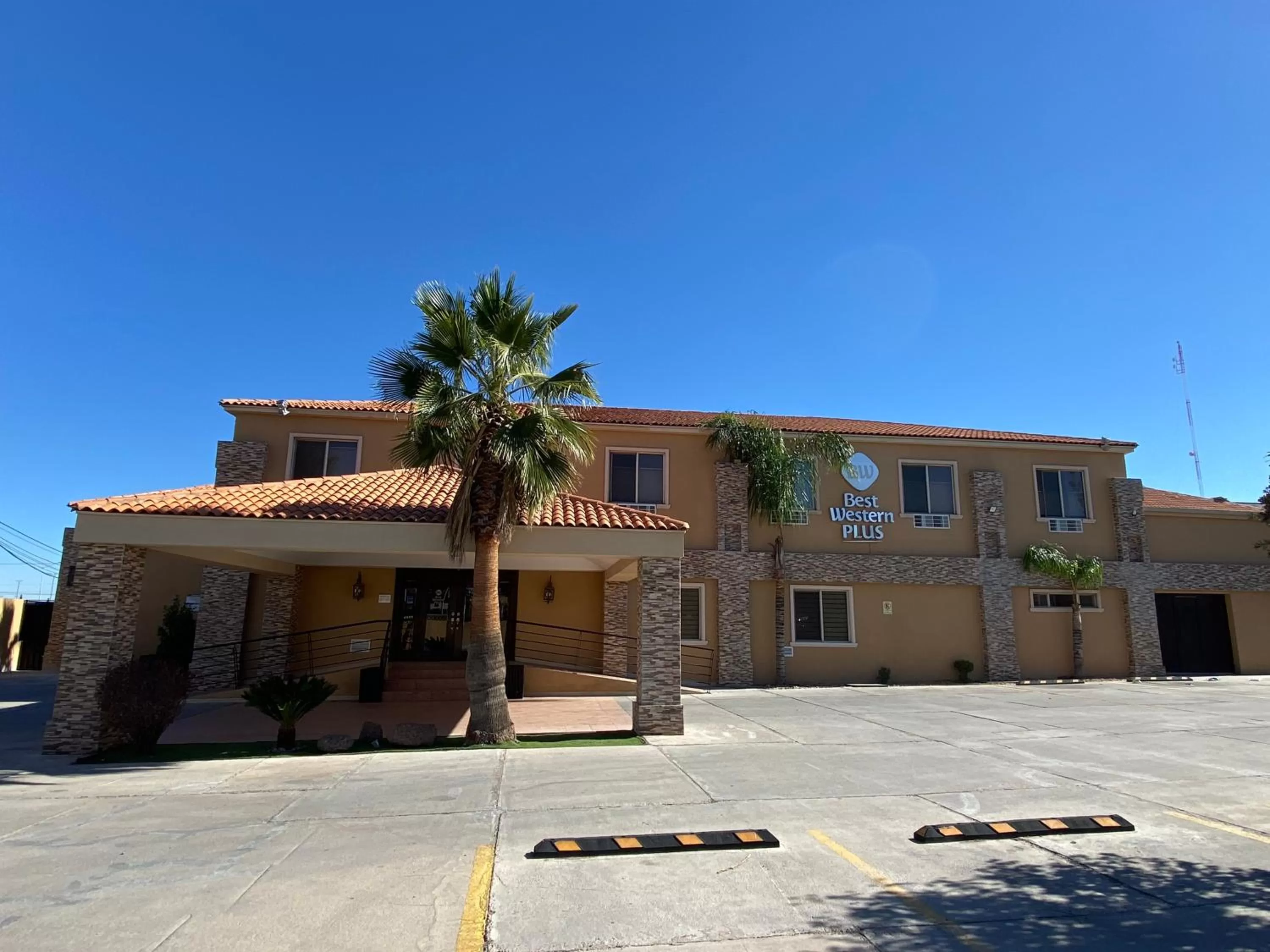Property building in Best Western Plus Chihuahua Aeropuerto