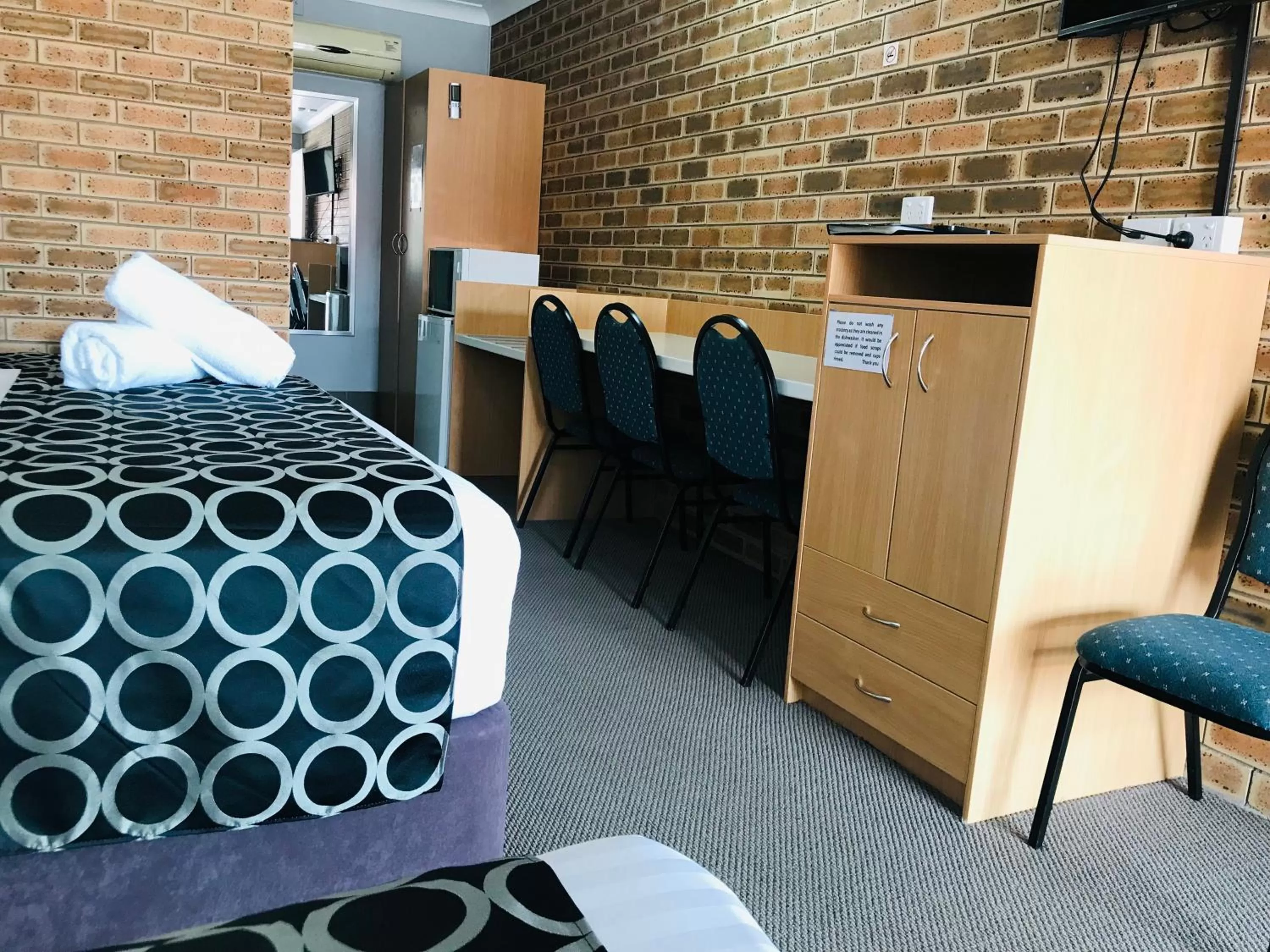 Bed in Jumbuck Motor Inn