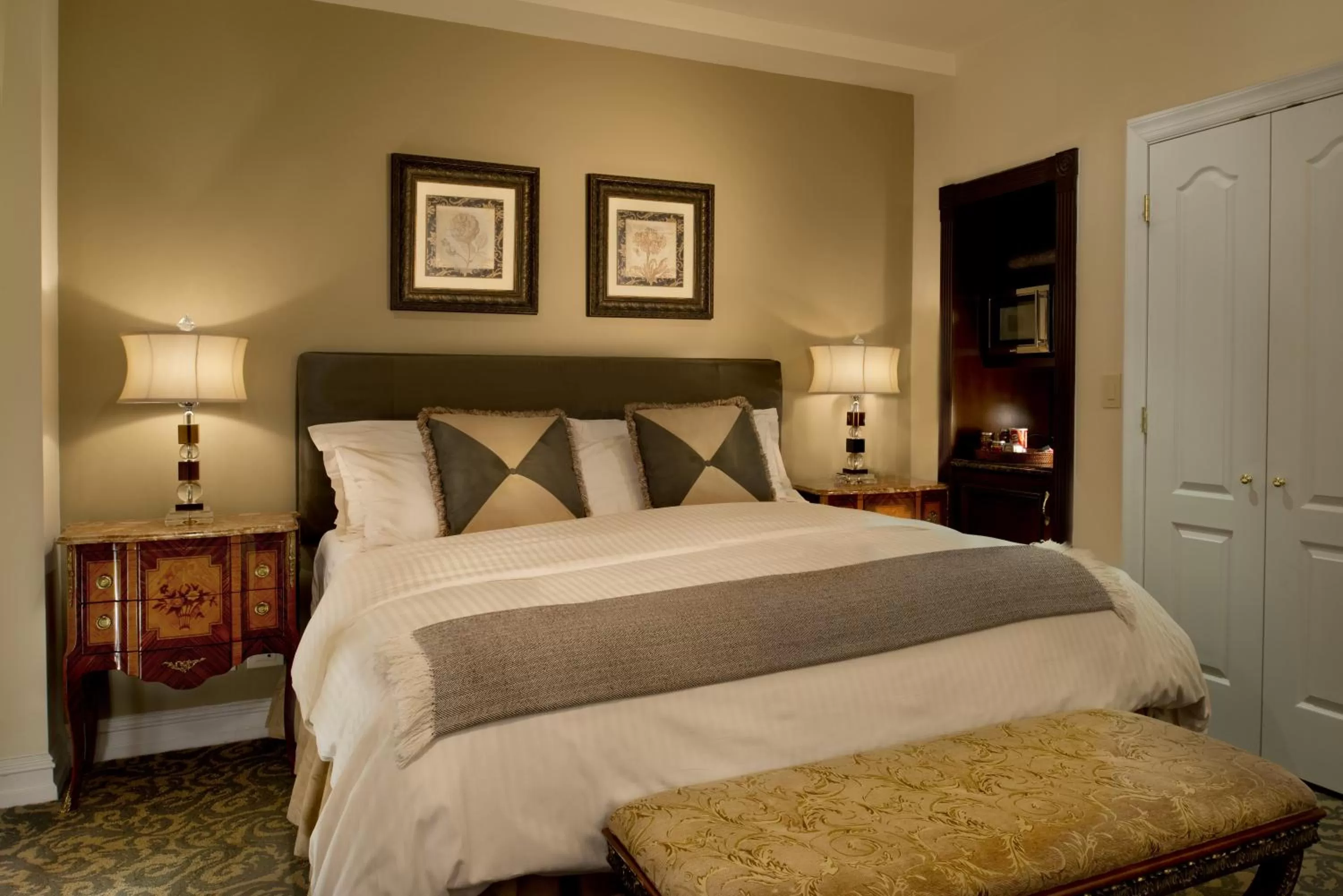 Bedroom, Bed in The Kimberly Hotel