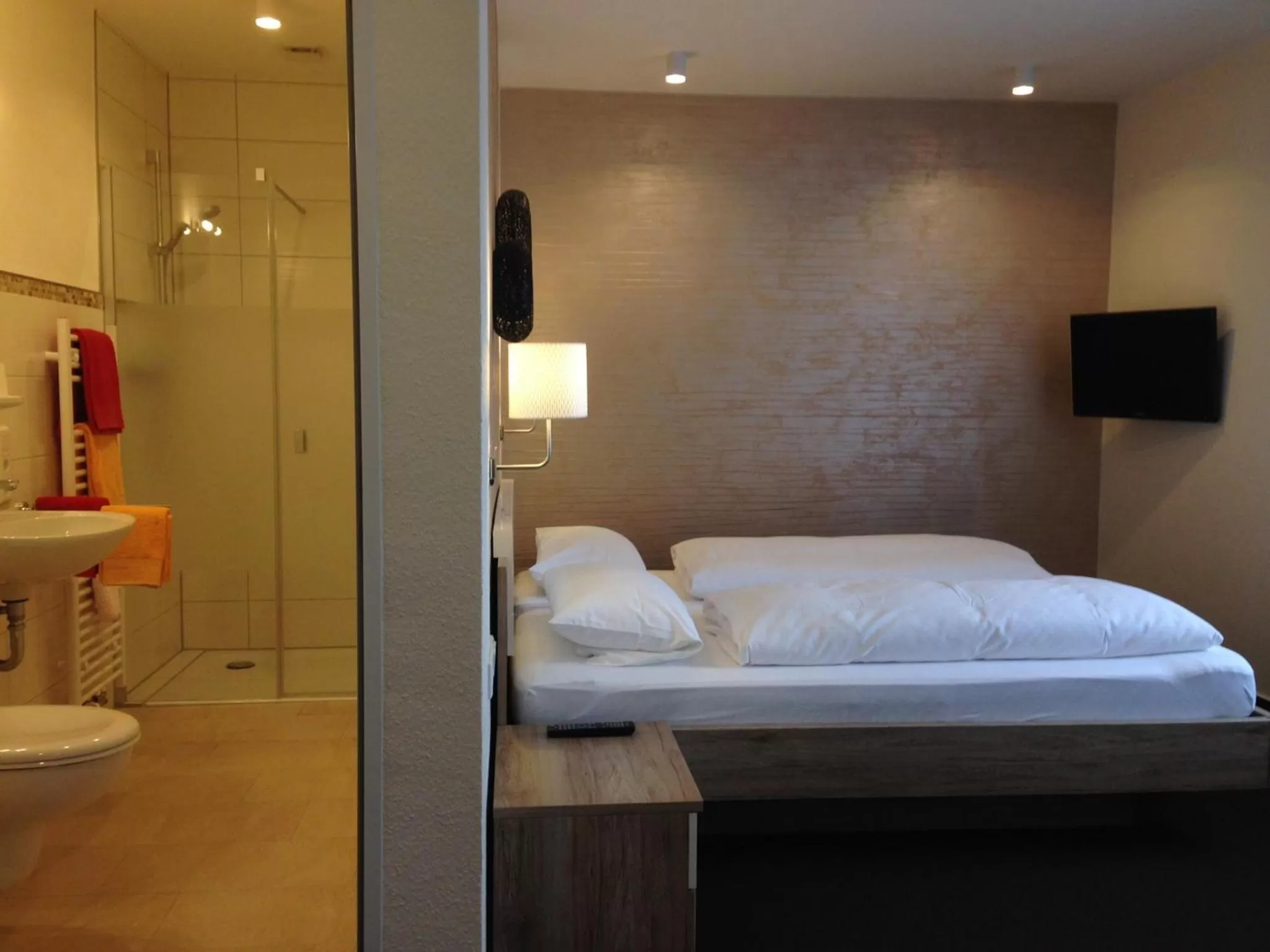 Photo of the whole room, Bed in Hotel van Lendt garni