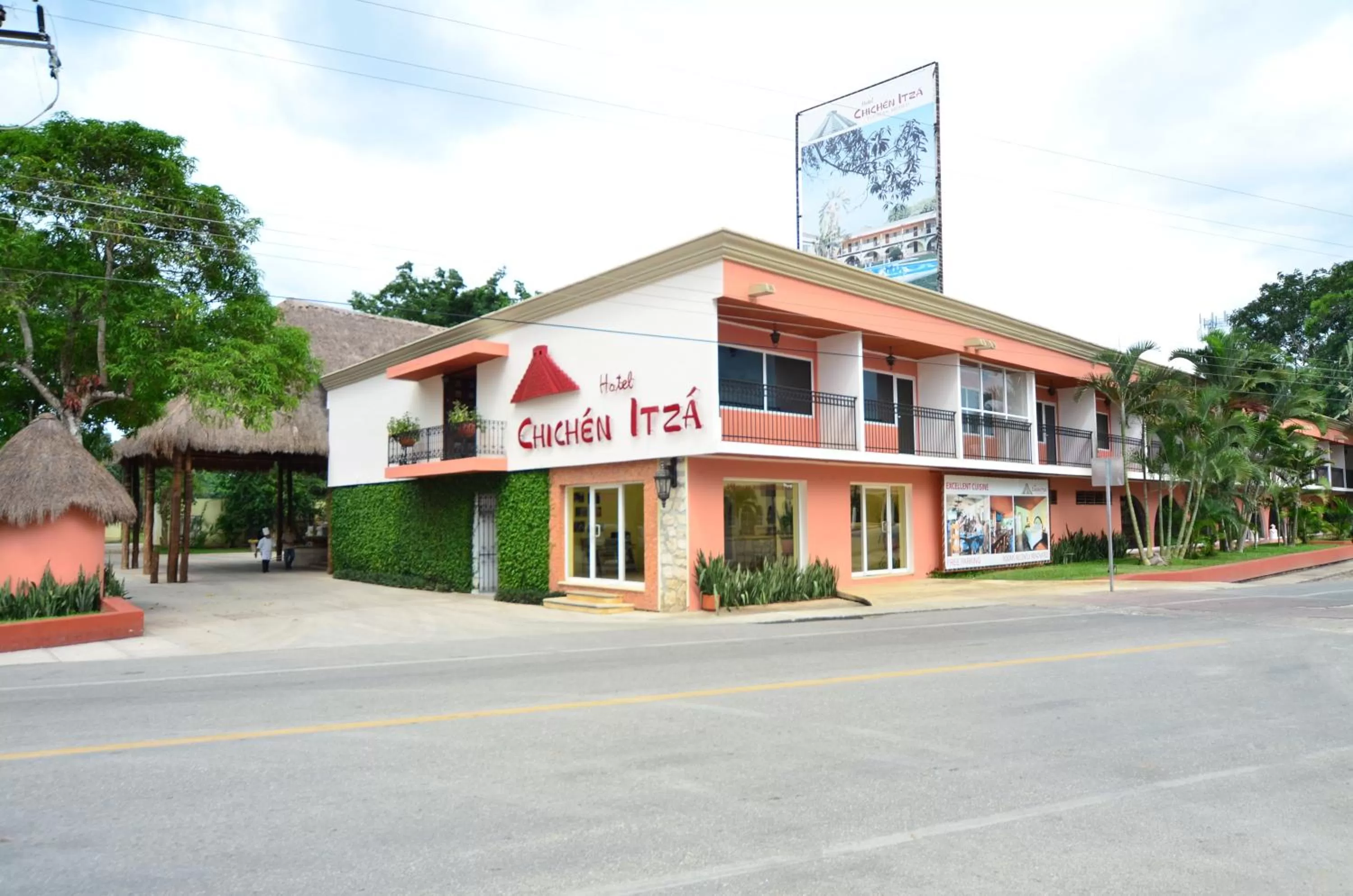 Facade/entrance in Hotel Chichen Itza