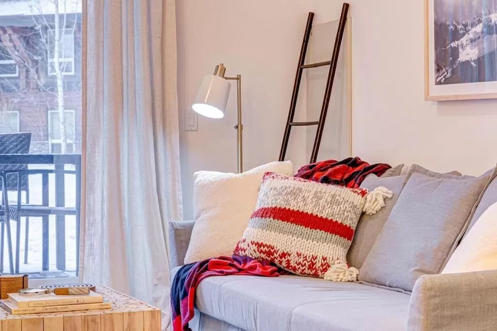 Living room, Bed in Mountain Retreat, Pool & Hot Tub, BBQ, Patio, King Bed, Sleeps 6!