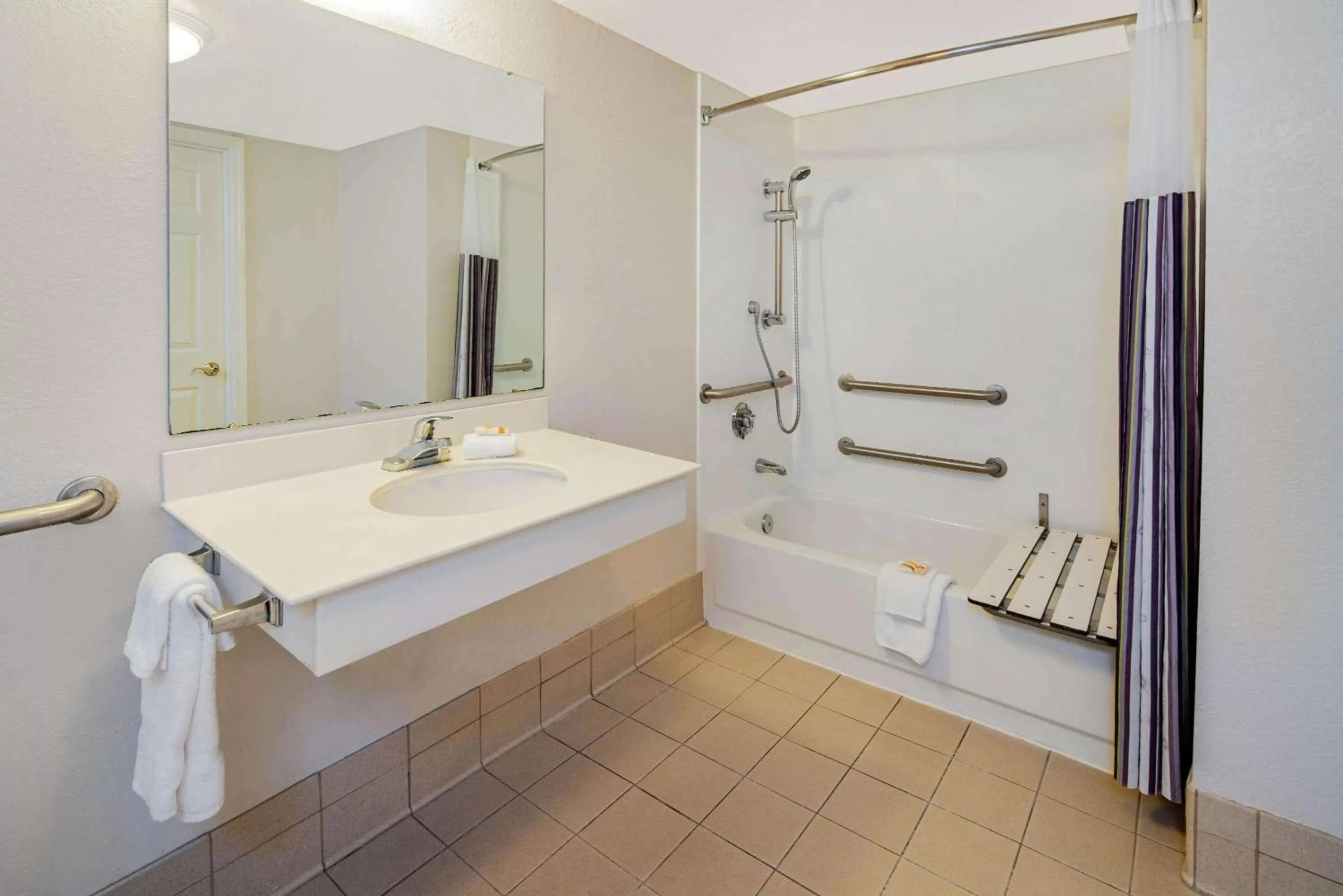 Bathroom in La Quinta Inn & Suites by Wyndham Irvine Spectrum