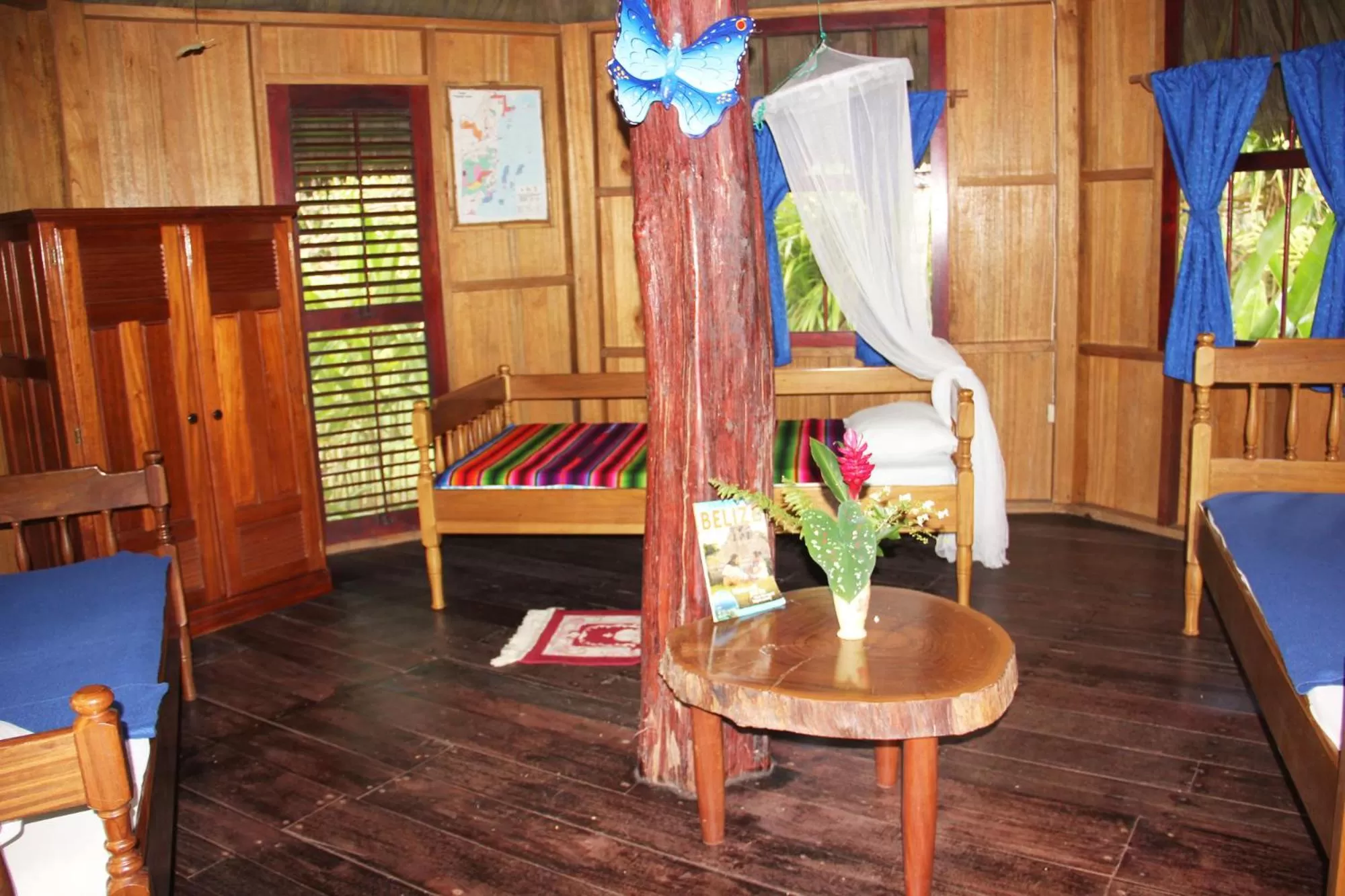 Photo of the whole room in Sun Creek Lodge