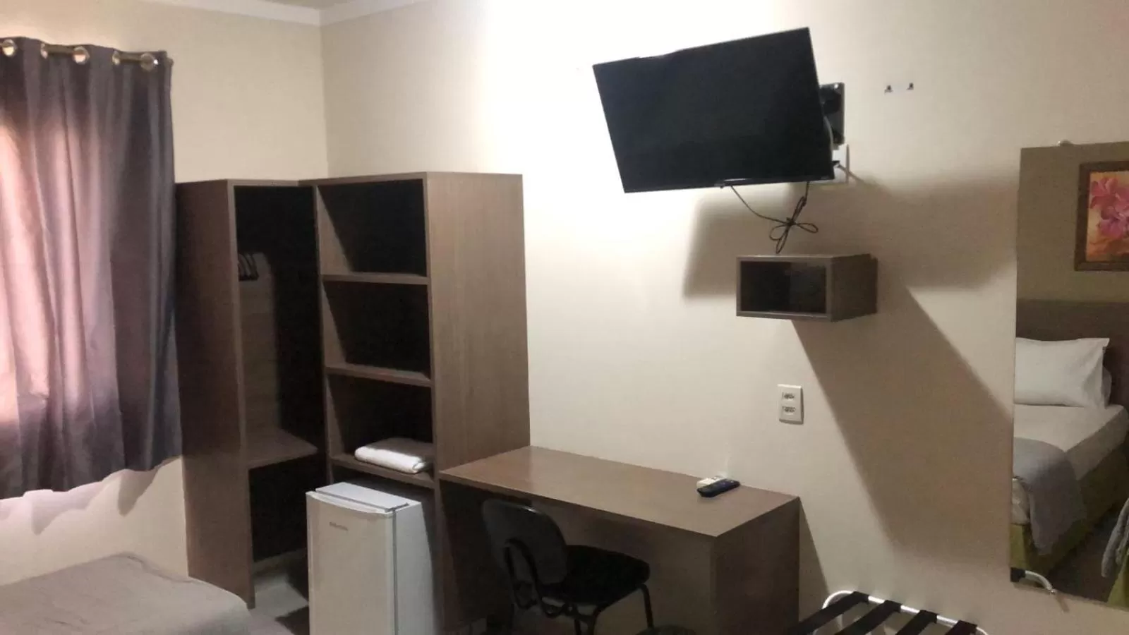 hair dresser, TV/Entertainment Center in Astor Hotel