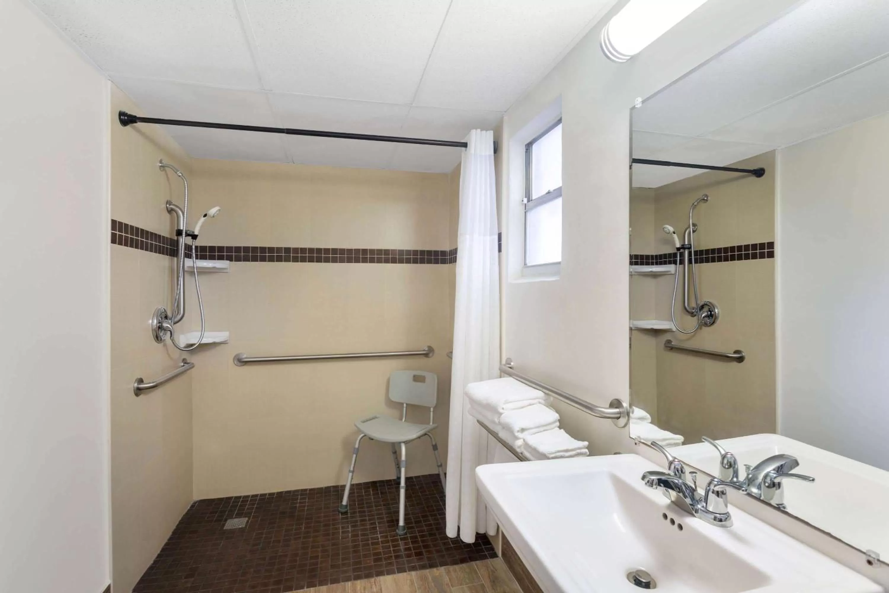 Shower, Bed in Super 8 by Wyndham Bradenton Sarasota Area