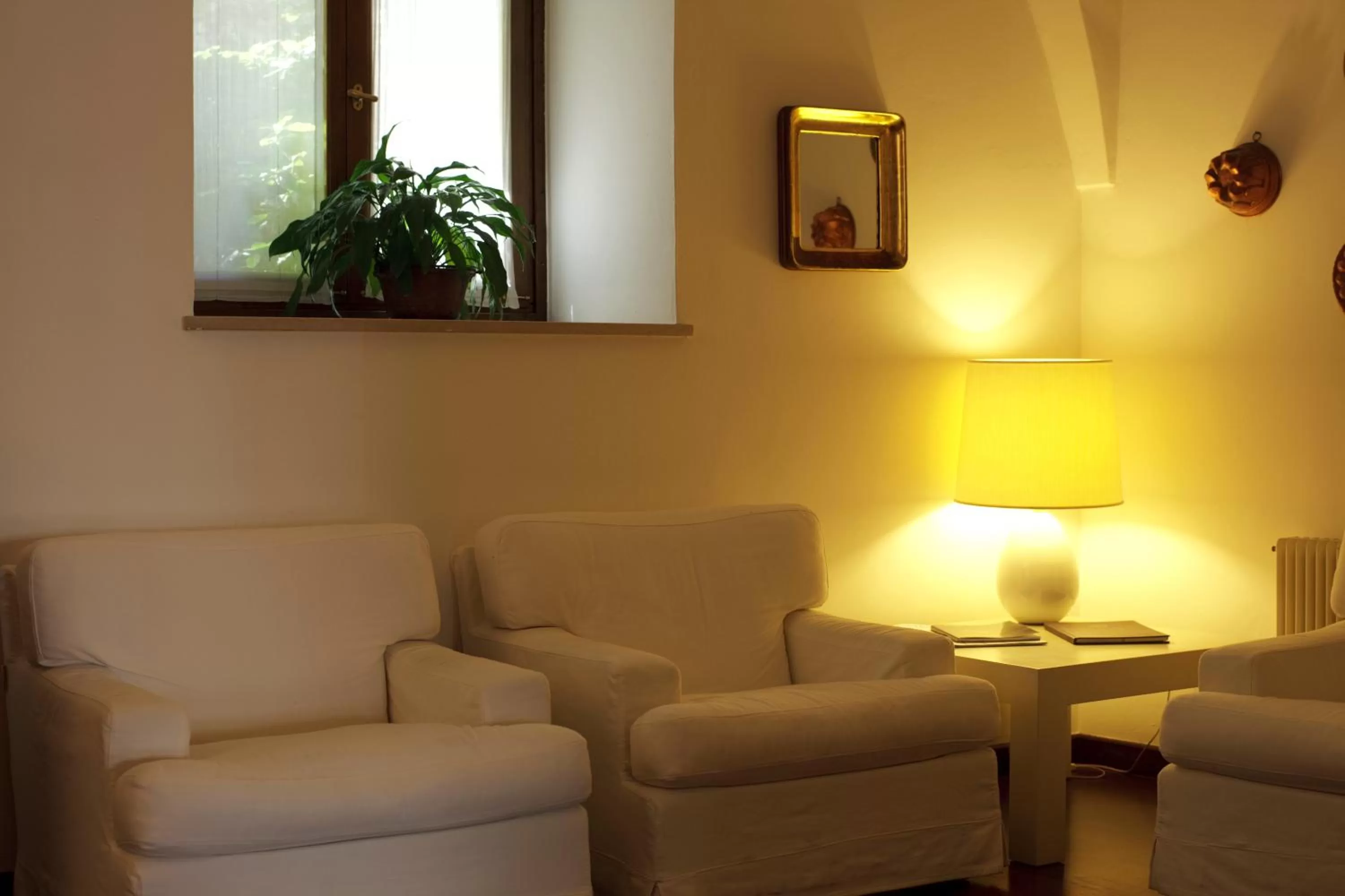 Communal lounge/ TV room in Albergo Accademia