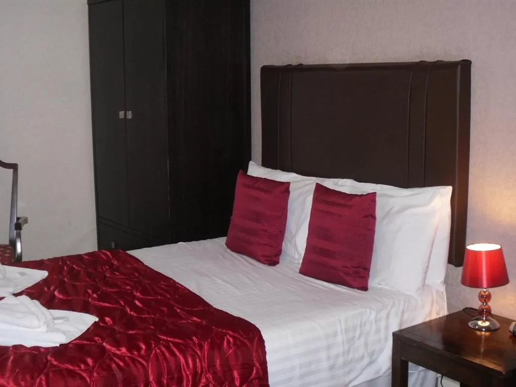 Bedroom, Bed in Richmond Hotel