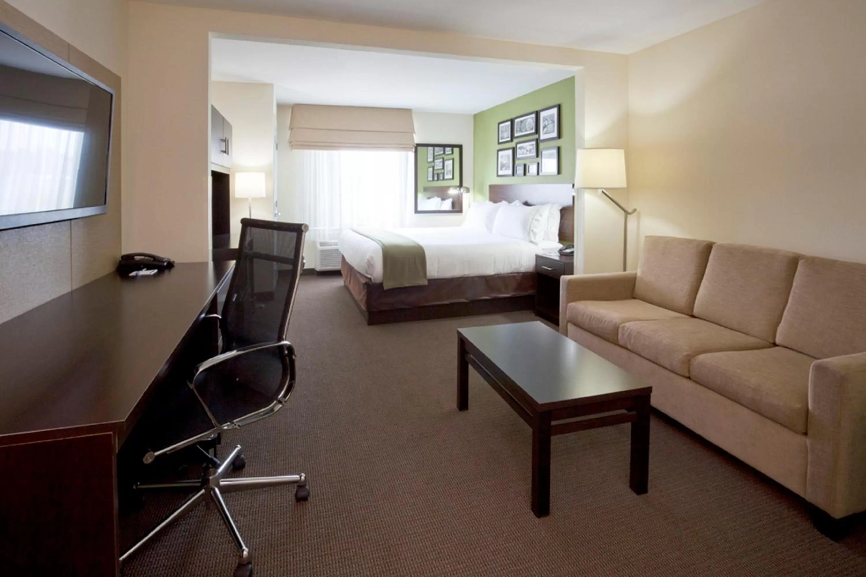King Suite in Holiday Inn Express Hotel & Suites Rogers, an IHG Hotel