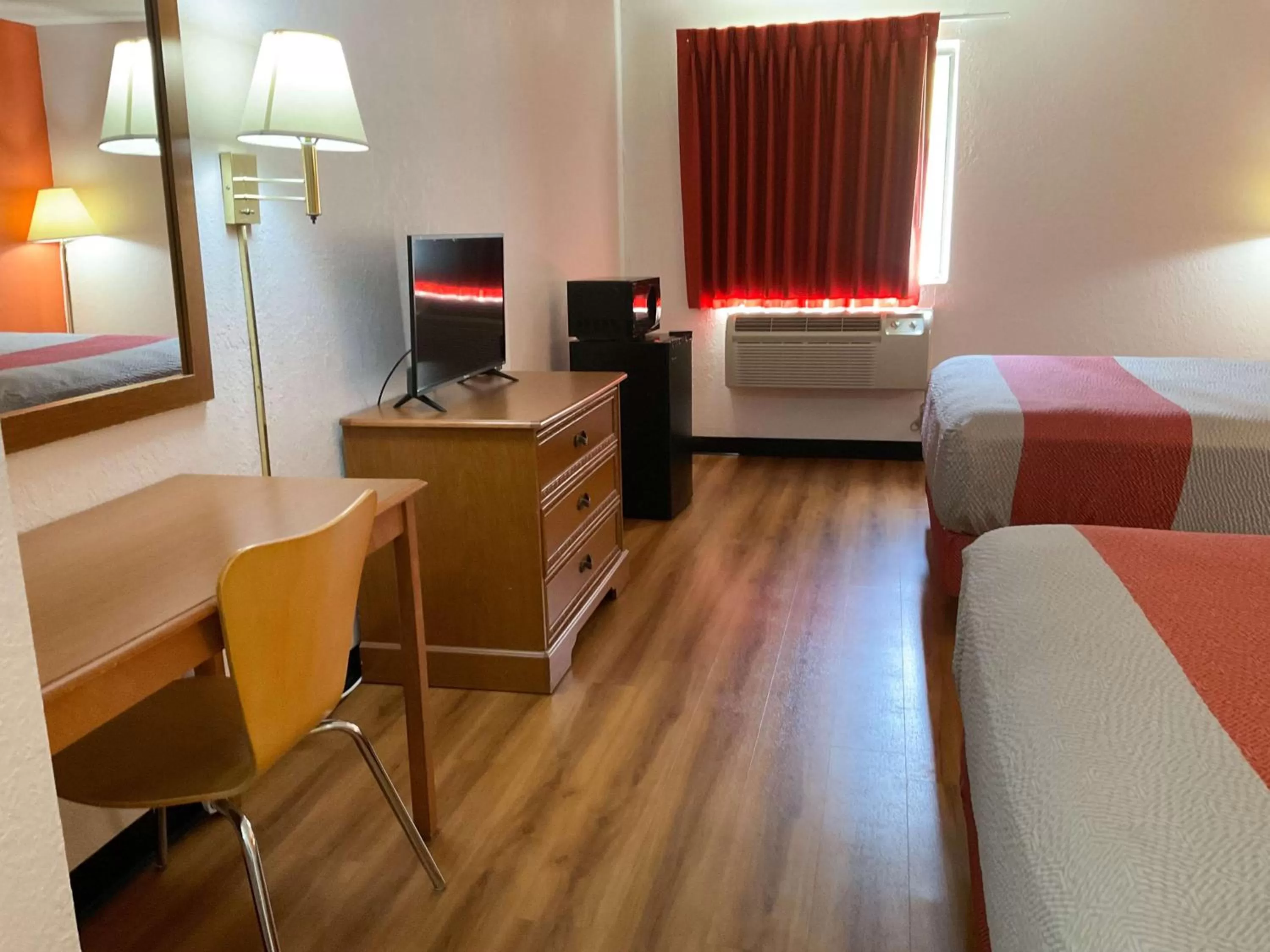 Bedroom, Bed in Motel 6-Hannibal, MO