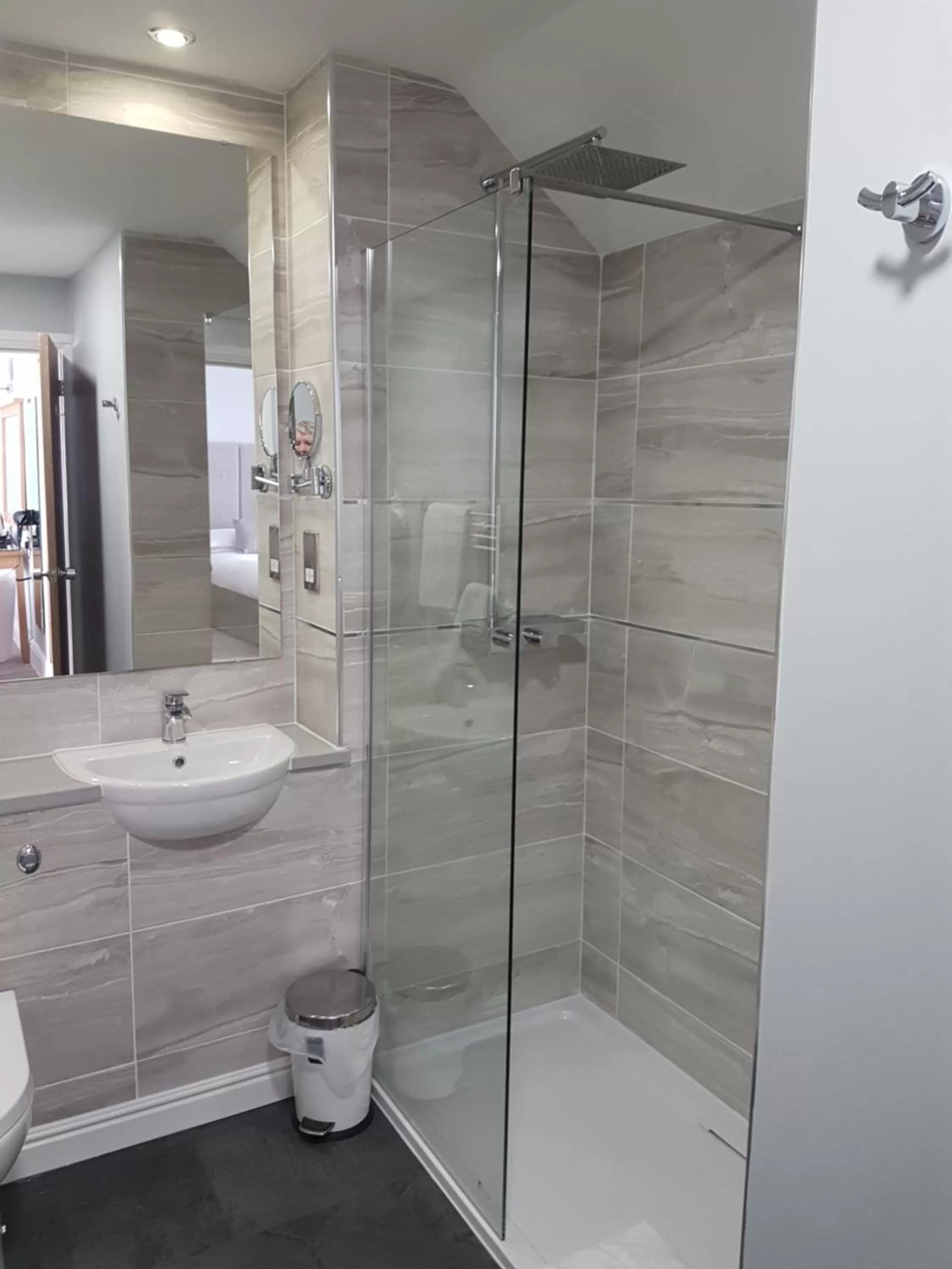 Shower in The Diplomat Hotel Restaurant & Spa