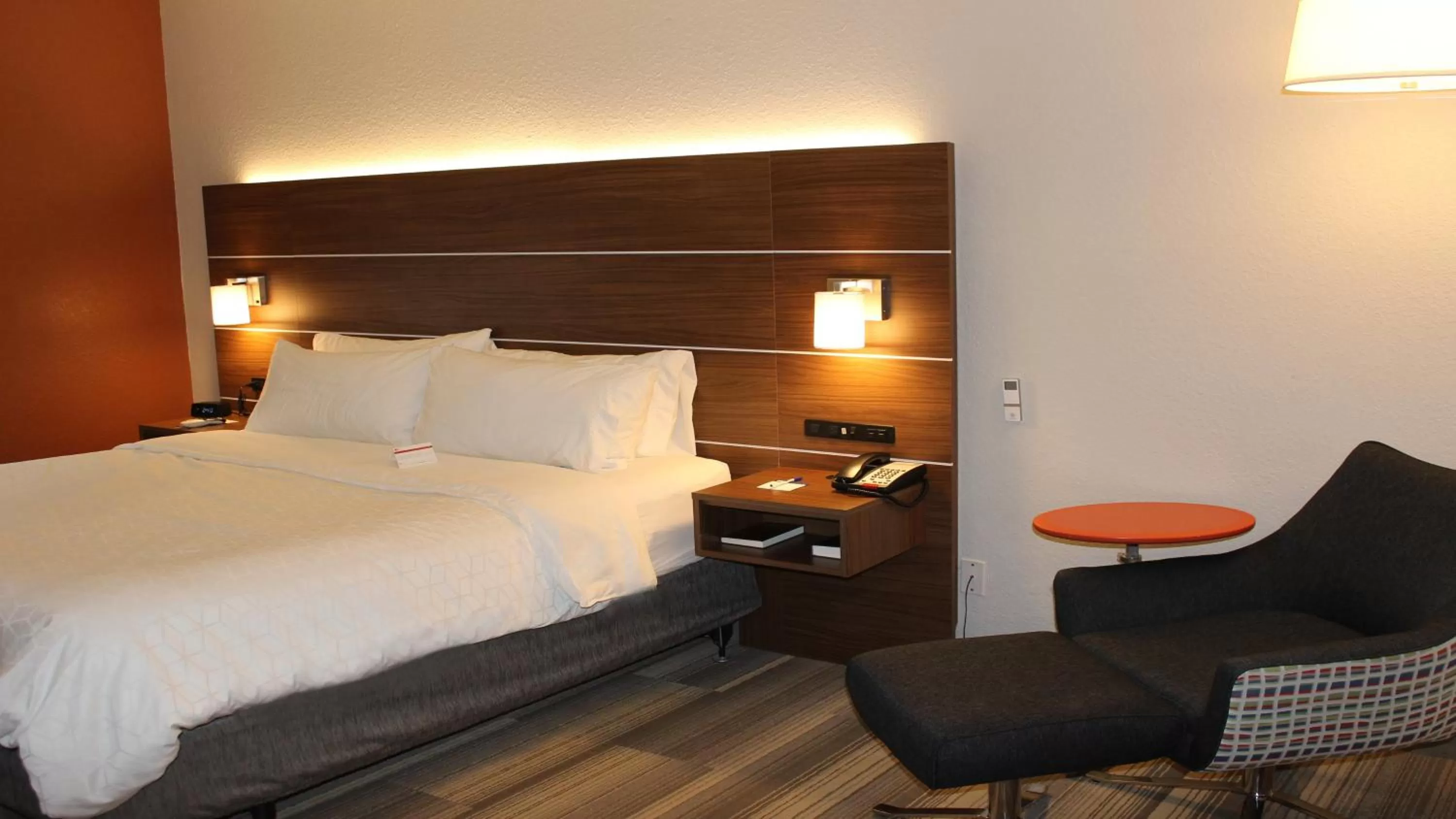 Photo of the whole room, Bed in Holiday Inn Express Winfield - Teays Valley by IHG