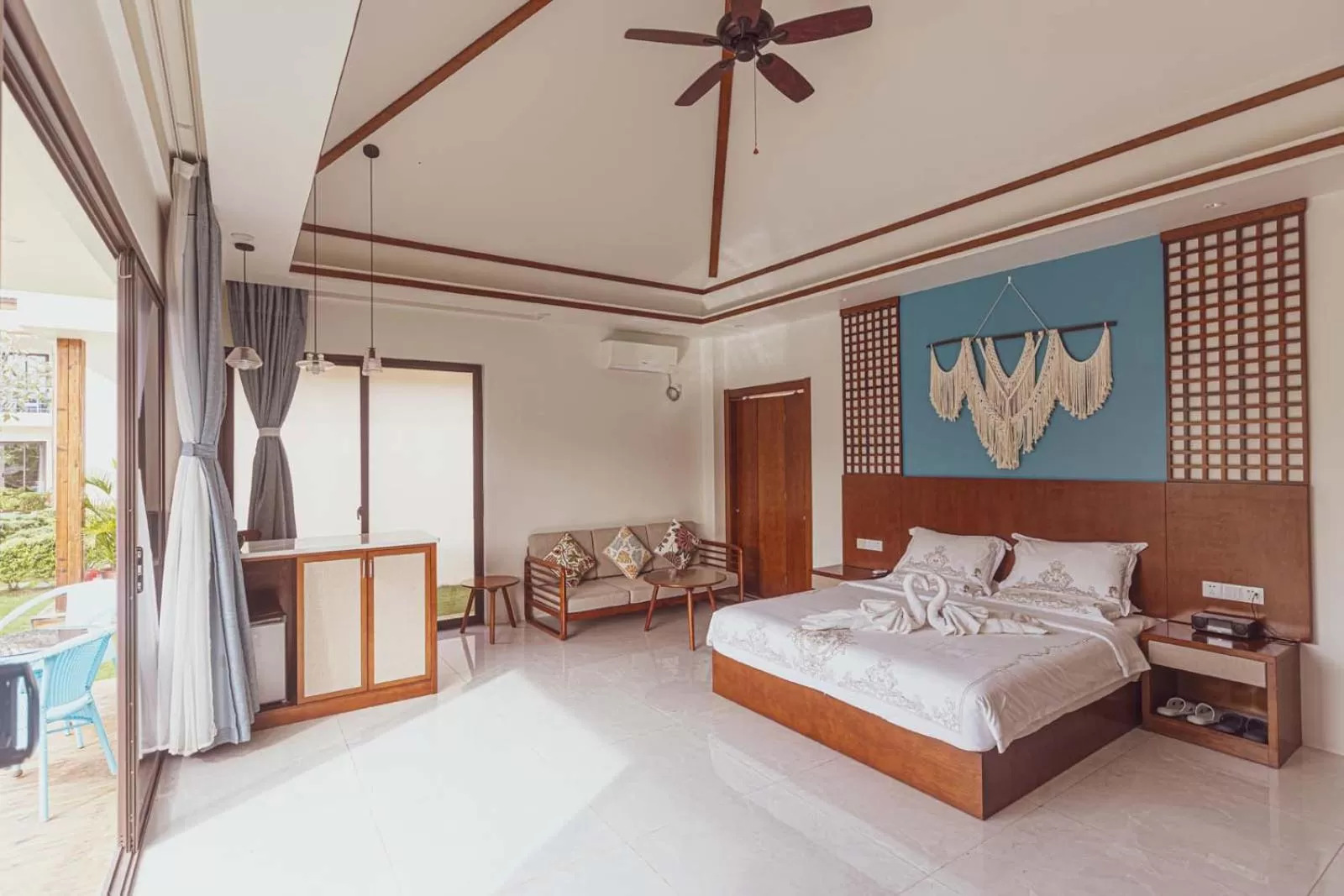 Photo of the whole room, Bed in Amphitrite Resort