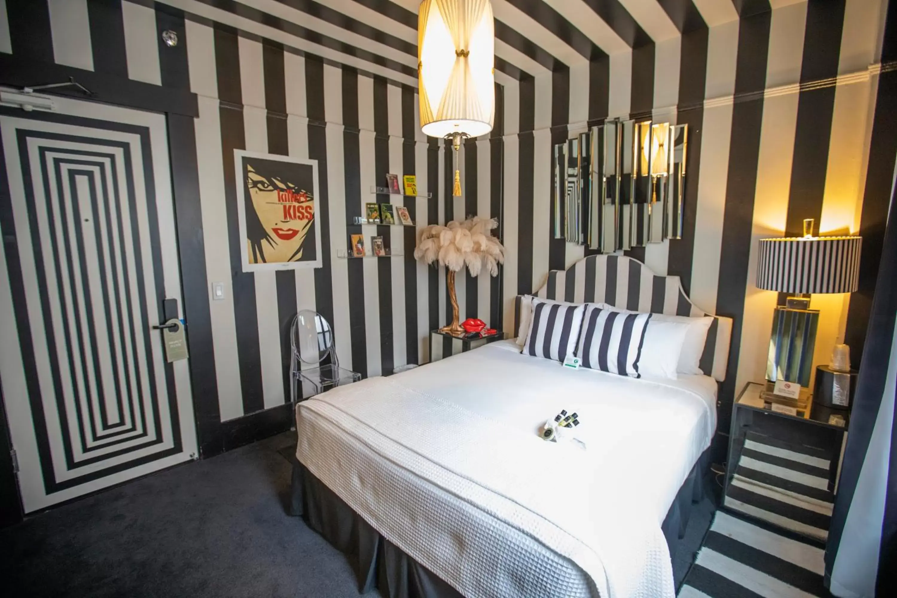 Queen Room in Hotel Des Arts Queen Room in Hotel Des Arts