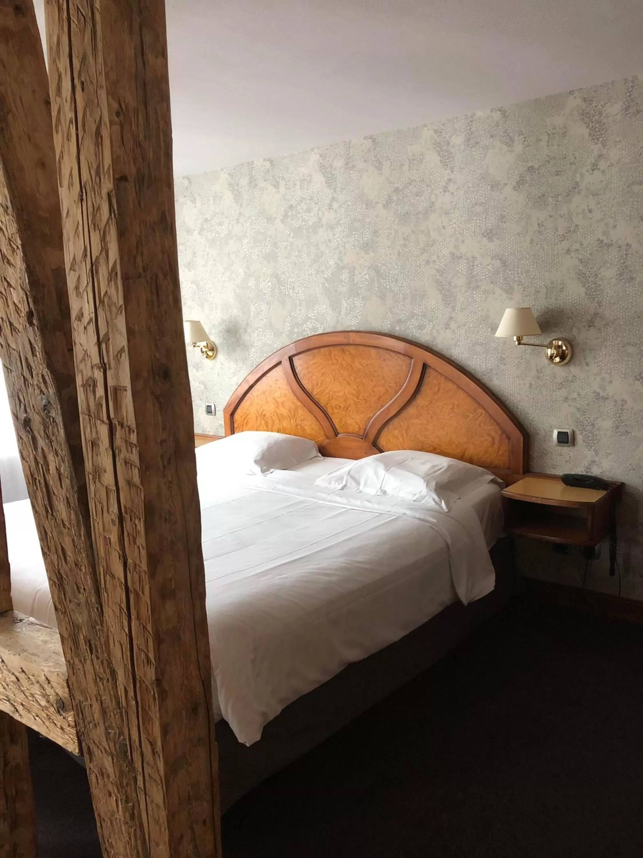 Property building, Bed in Logis Hôtel Restaurant Au Cerf d'Or