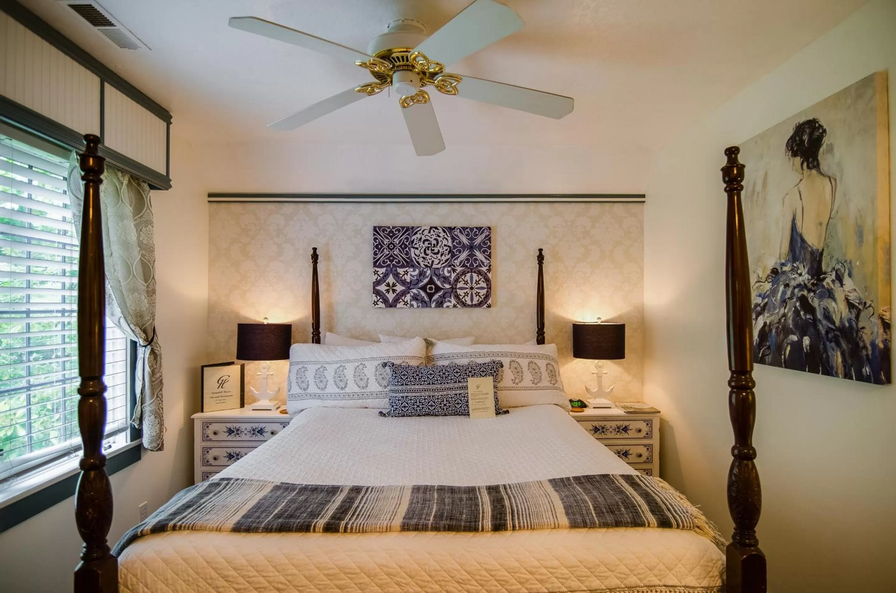 Bed in The Campbell House Inn