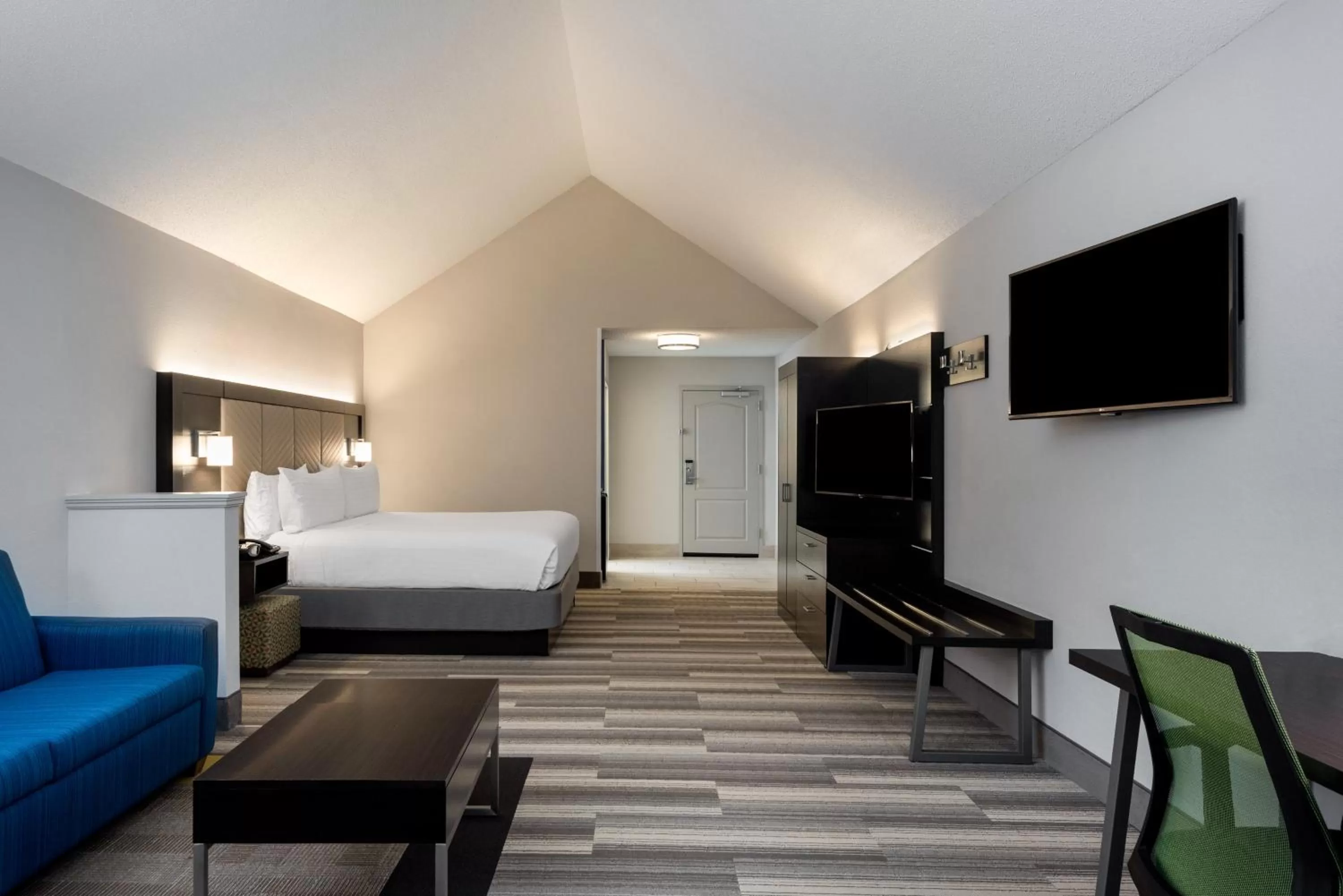 Photo of the whole room, Bed in Holiday Inn Express & Suites Florence I-95 & I-20 Civic Ctr by IHG