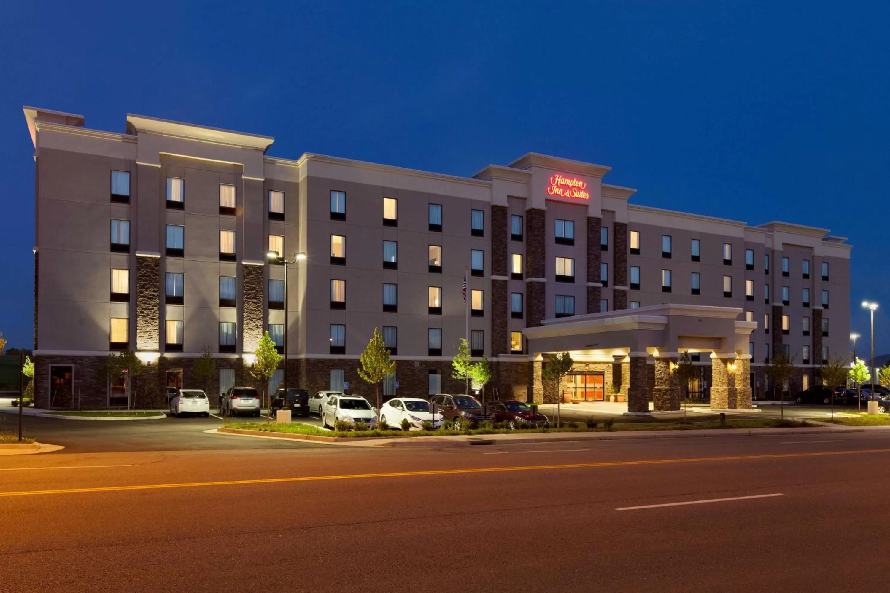 Property building in Hampton Inn and Suites Roanoke Airport/Valley View Mall