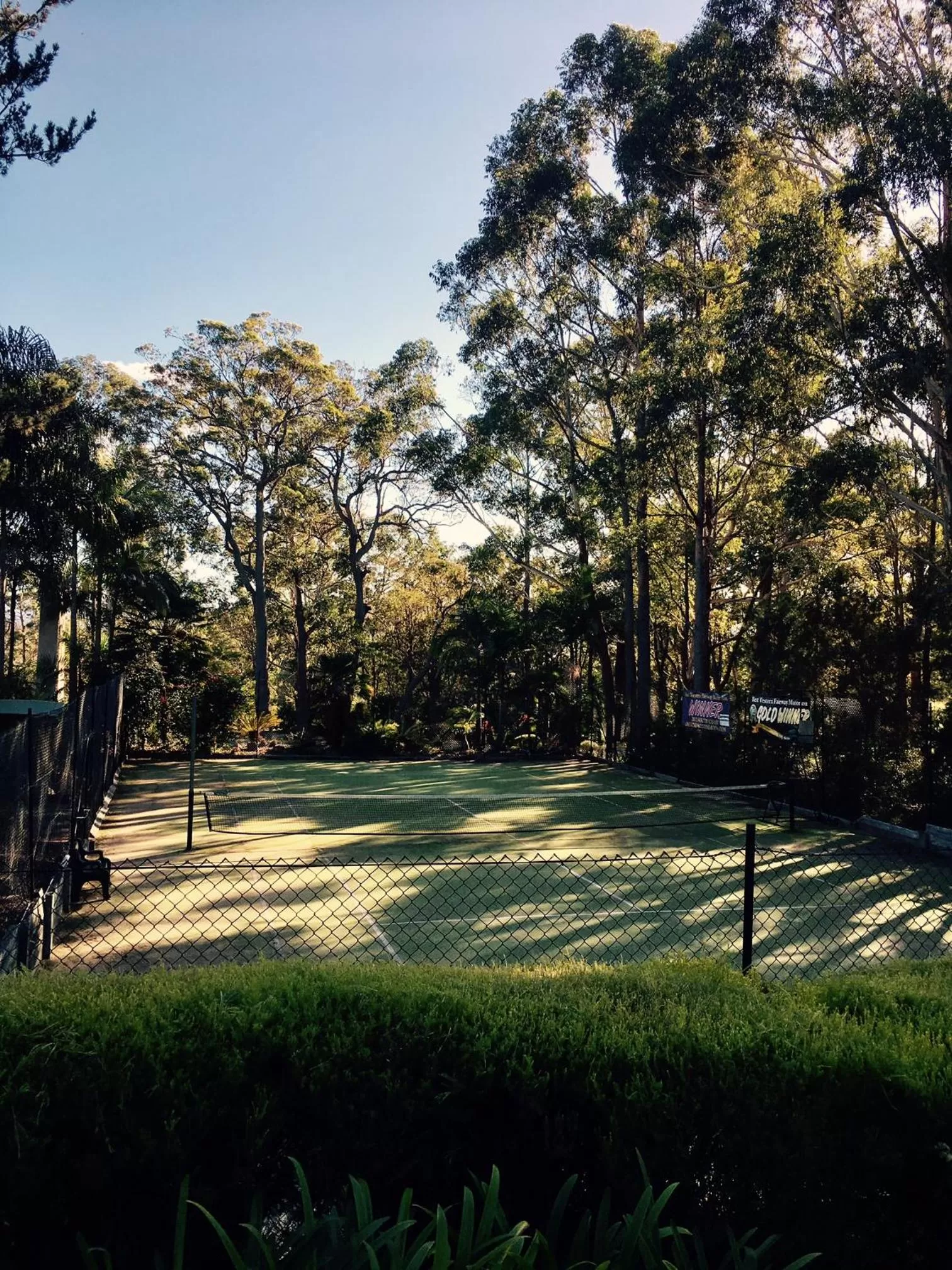 Tennis court in Fairway Motor Inn