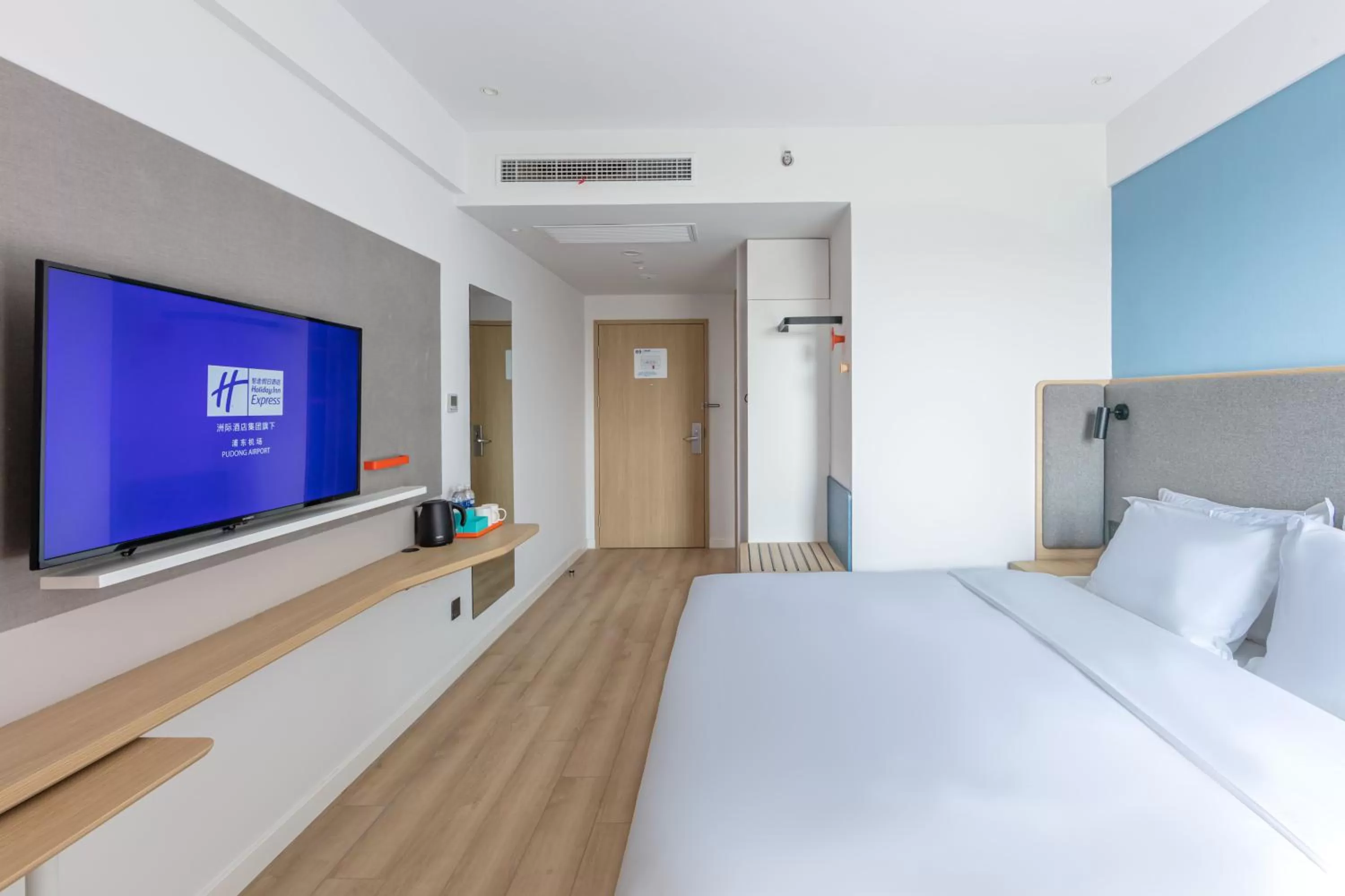 Photo of the whole room, Bed in Holiday Inn Express Shanghai Pudong Airport by IHG