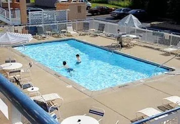 Swimming pool in Staywell Inn