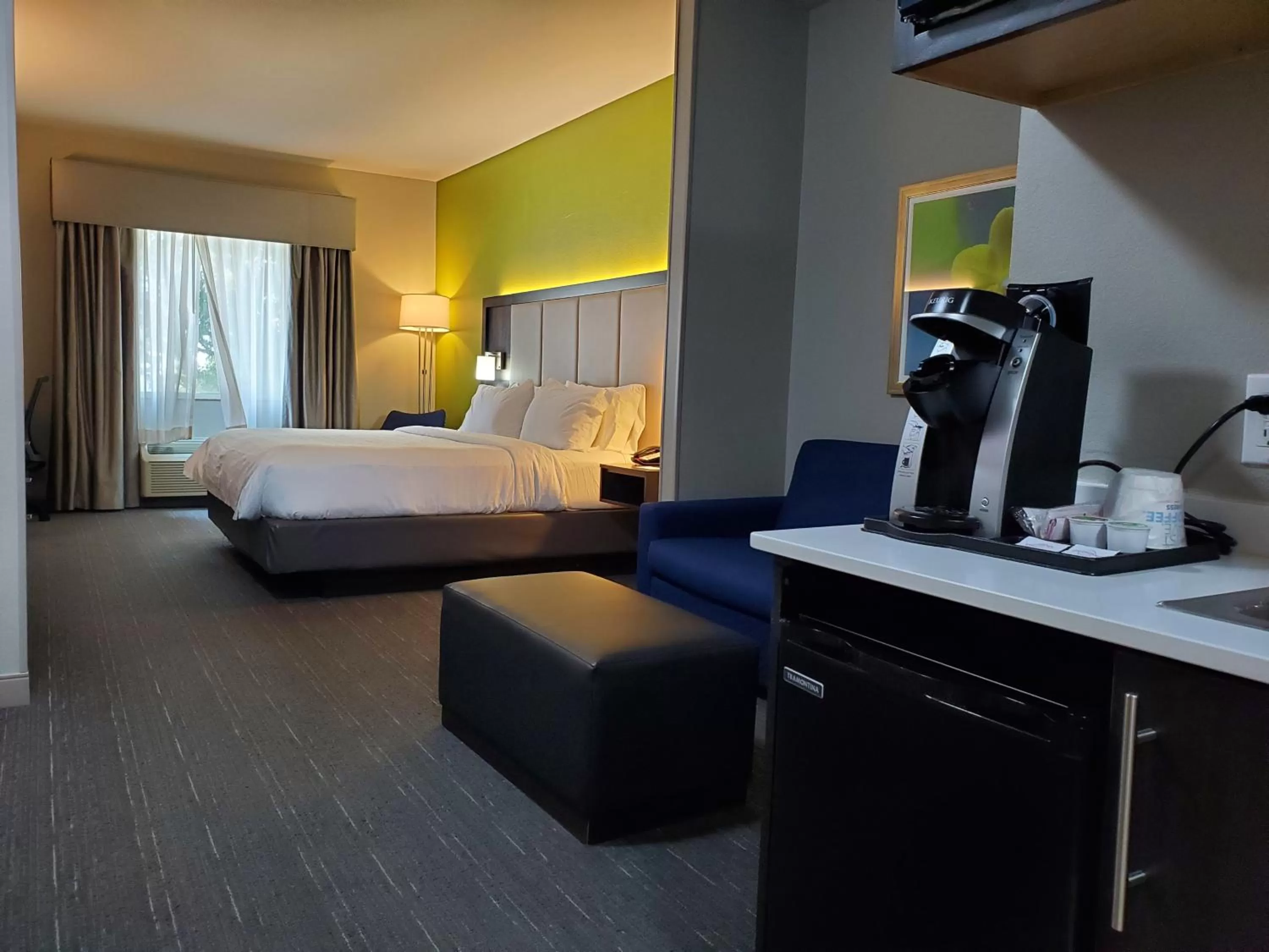 Bed in Holiday Inn Express Pearland by IHG