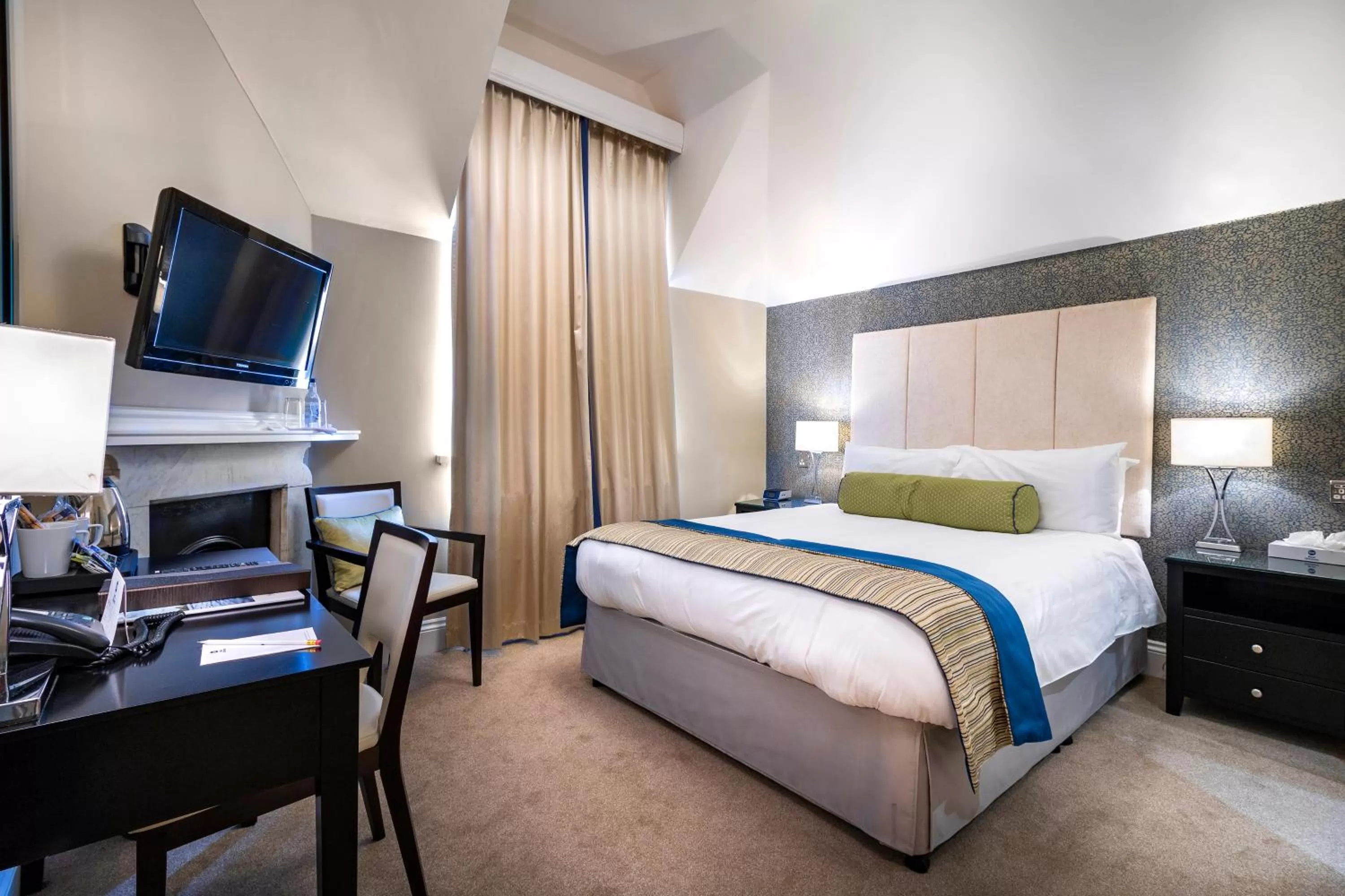 Photo of the whole room, Bed in The Shrubbery Hotel, Ilminster