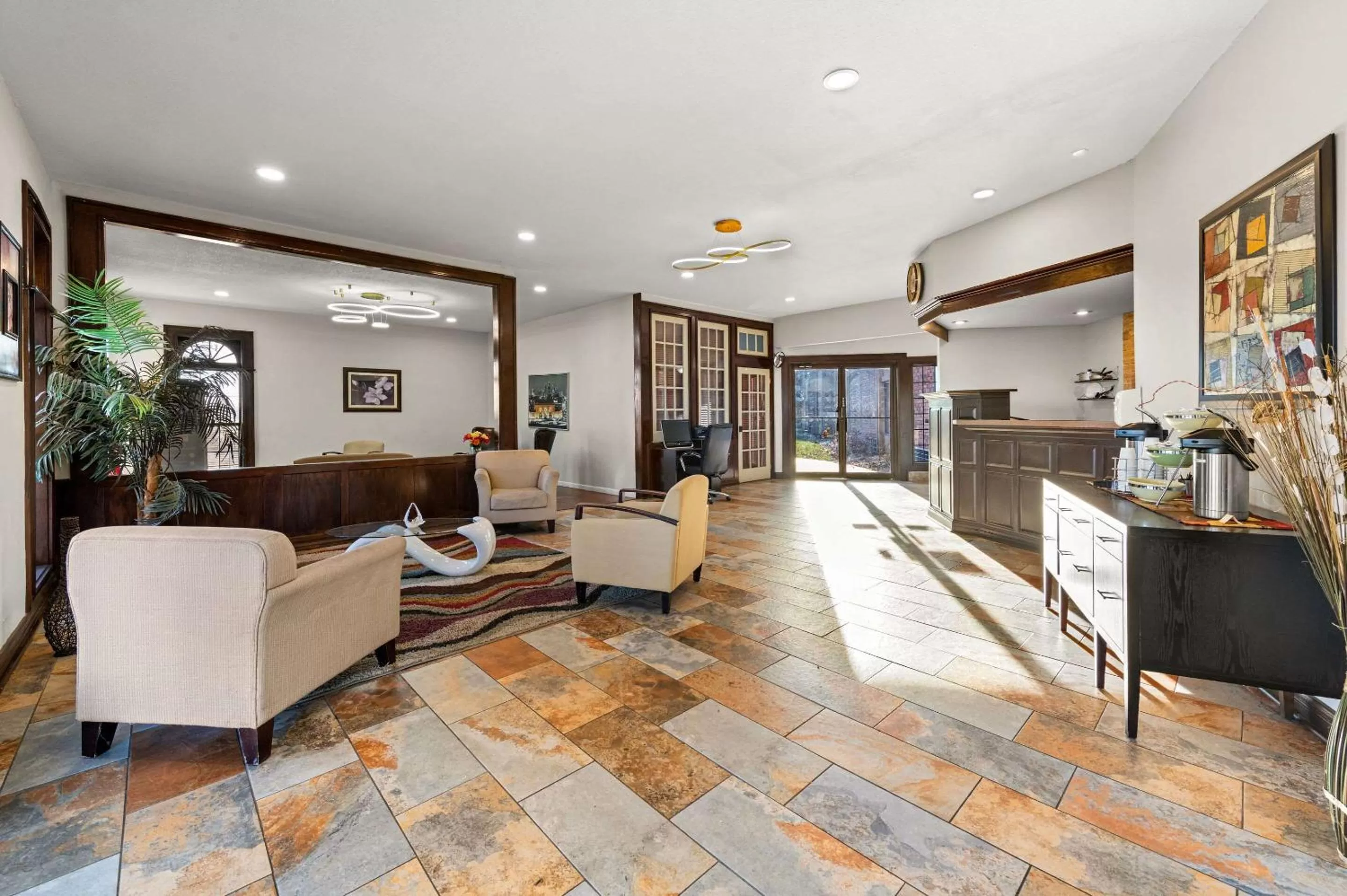 Lobby or reception in Suburban Studios Kansas City Airport North